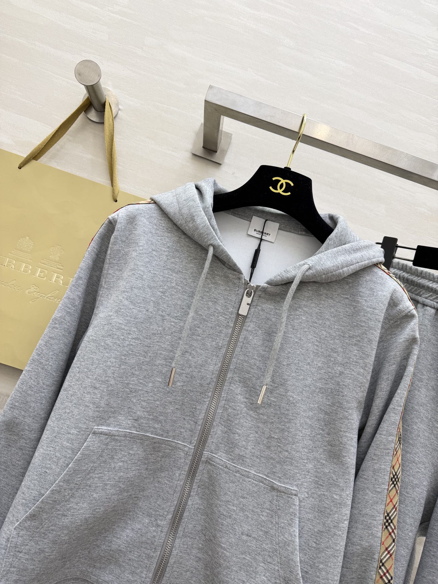 #Burberr♡²⁶新款 灰色连帽休闲卫衣套装 采用高品质棉质面料 柔软舒适 适合日常穿着 灰色主色调
