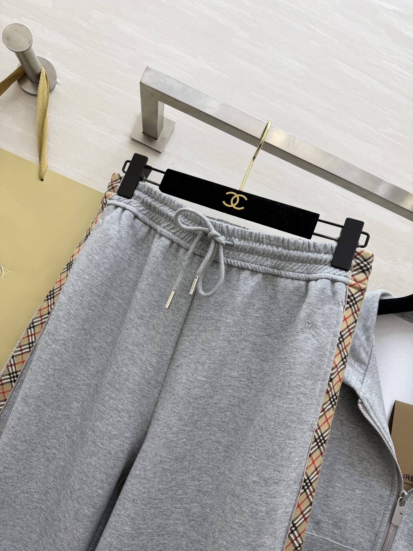 #Burberr♡²⁶新款 灰色连帽休闲卫衣套装 采用高品质棉质面料 柔软舒适 适合日常穿着 灰色主色调