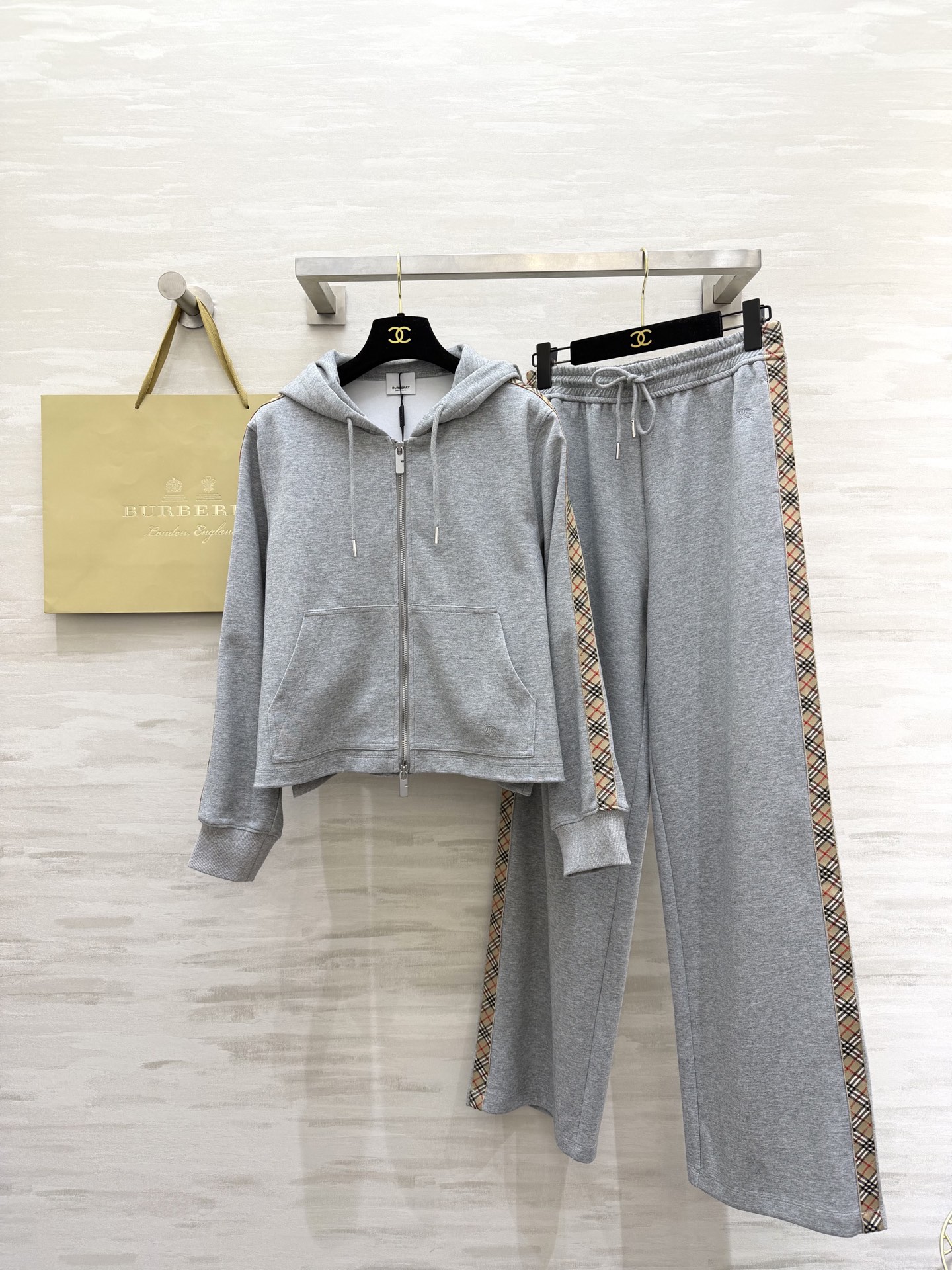 #Burberr♡²⁶新款 灰色连帽休闲卫衣套装 采用高品质棉质面料 柔软舒适 适合日常穿着 灰色主色调