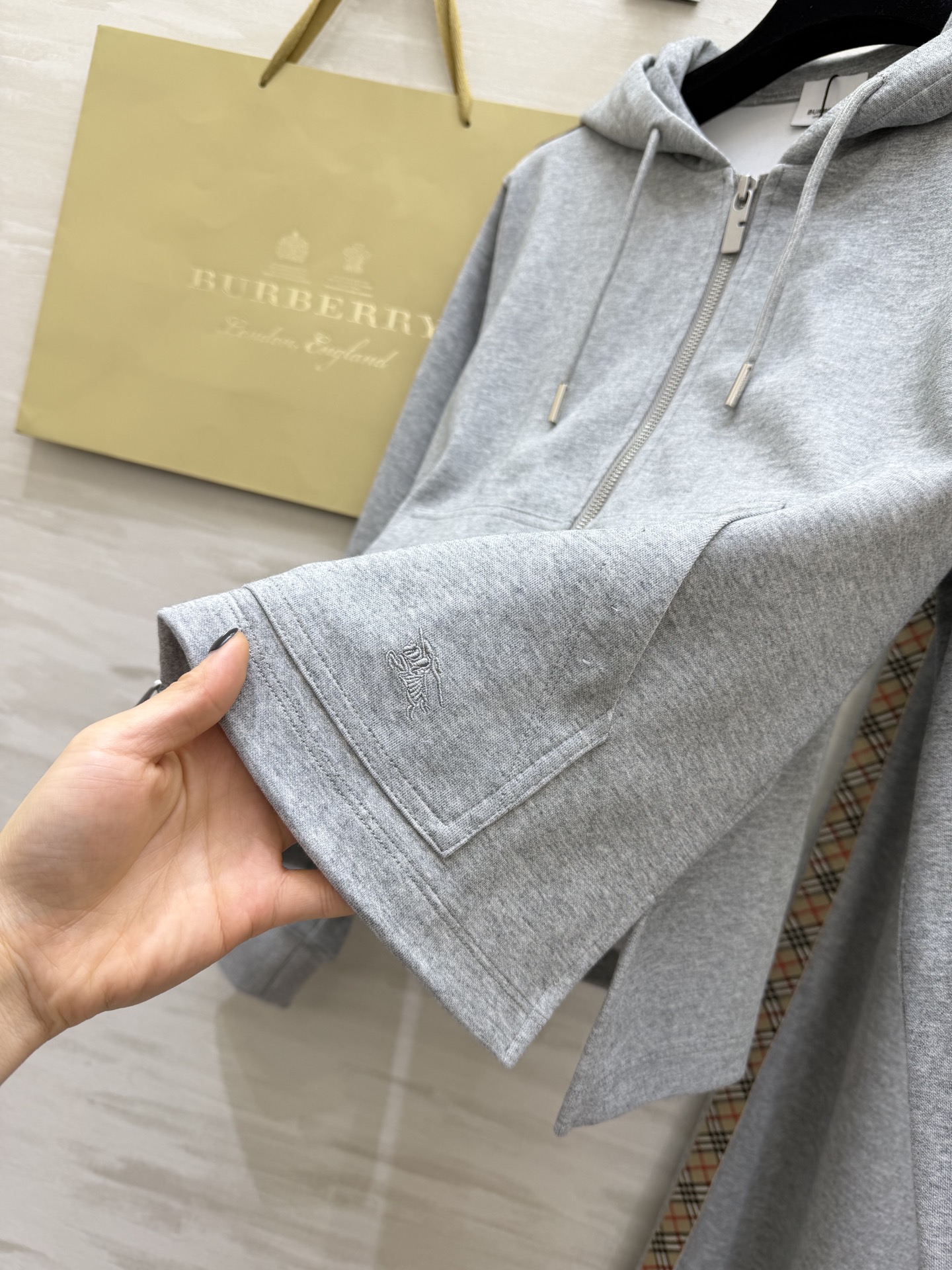 #Burberr♡²⁶新款 灰色连帽休闲卫衣套装 采用高品质棉质面料 柔软舒适 适合日常穿着 灰色主色调