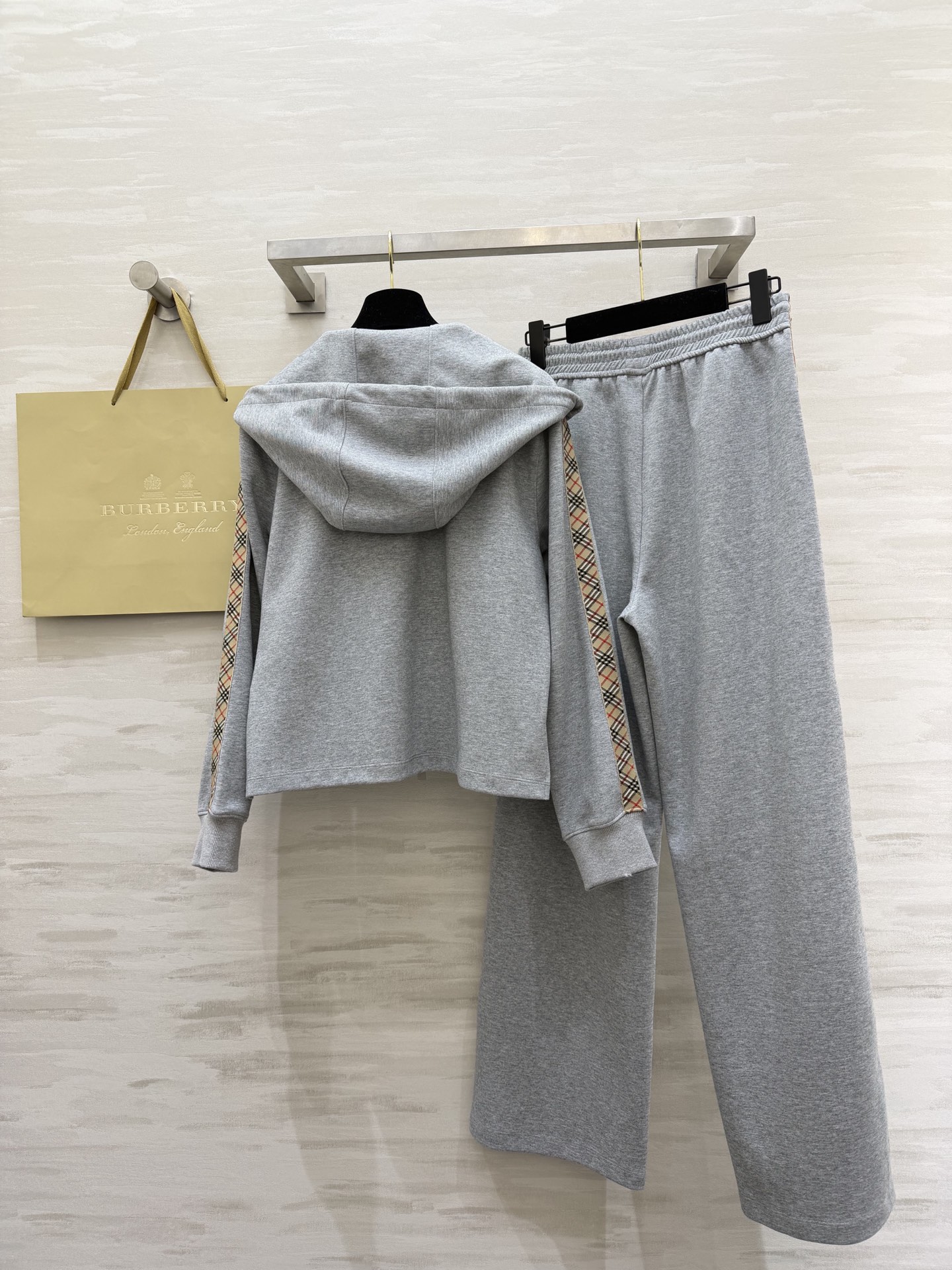 #Burberr♡²⁶新款 灰色连帽休闲卫衣套装 采用高品质棉质面料 柔软舒适 适合日常穿着 灰色主色调