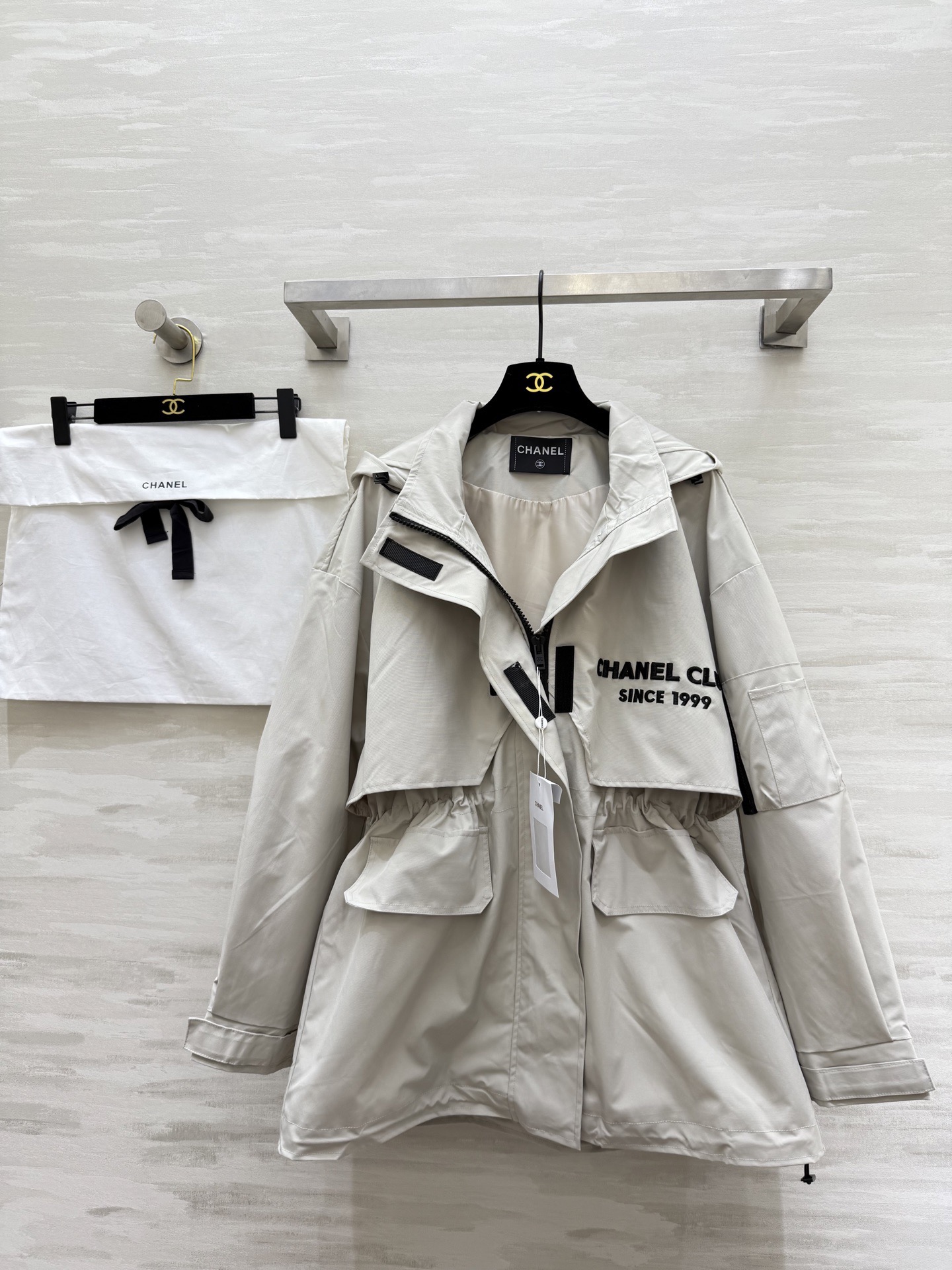 #Chane♡²⁶早春新款 中古系列 连帽收腰冲锋衣外套 重工刺绣🪡 高品质 现货首发size：36/3