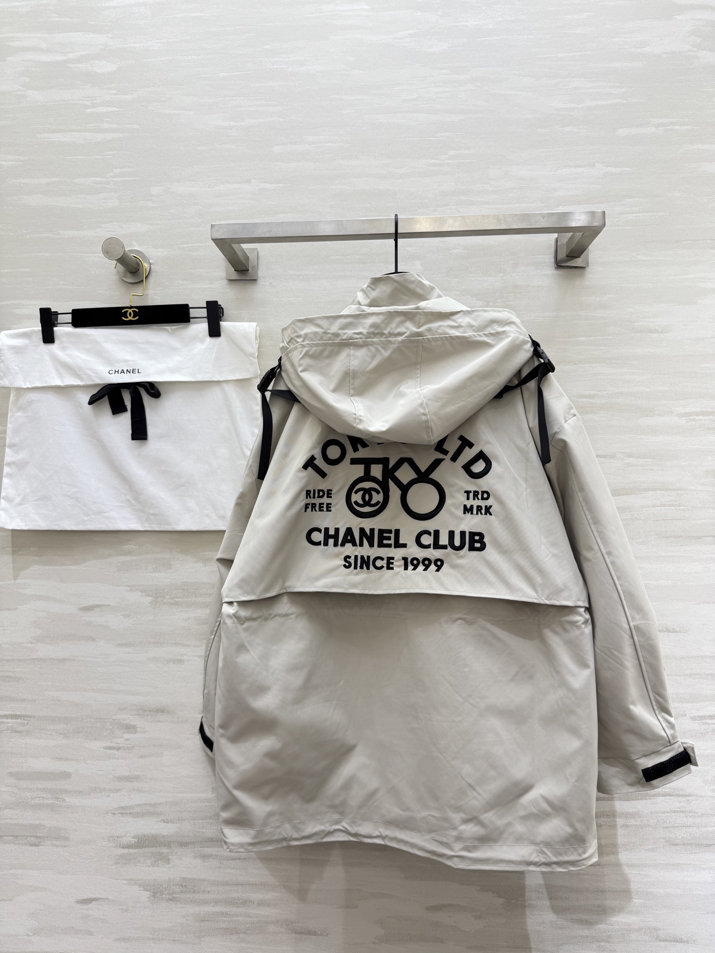 #Chane♡²⁶早春新款 中古系列 连帽收腰冲锋衣外套 重工刺绣🪡 高品质 现货首发size：36/3