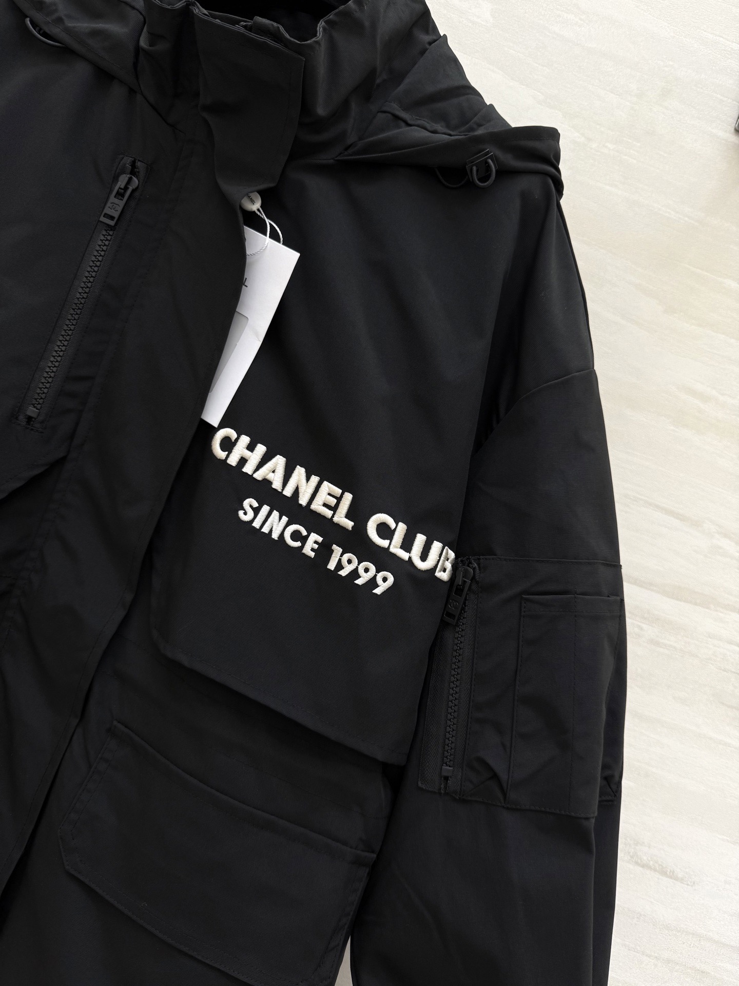 #Chane♡²⁶早春新款 中古系列 连帽收腰冲锋衣外套 重工刺绣🪡 高品质 现货首发size：36/3