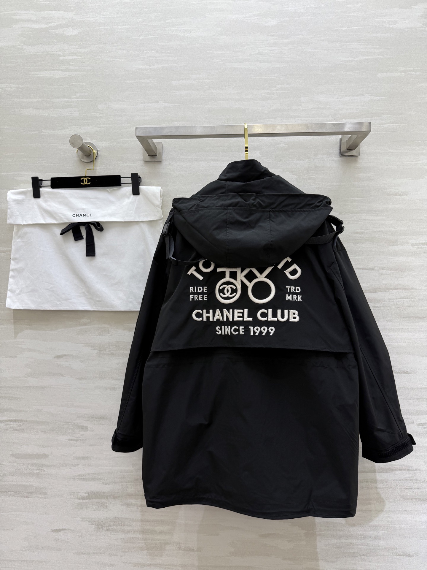 #Chane♡²⁶早春新款 中古系列 连帽收腰冲锋衣外套 重工刺绣🪡 高品质 现货首发size：36/3