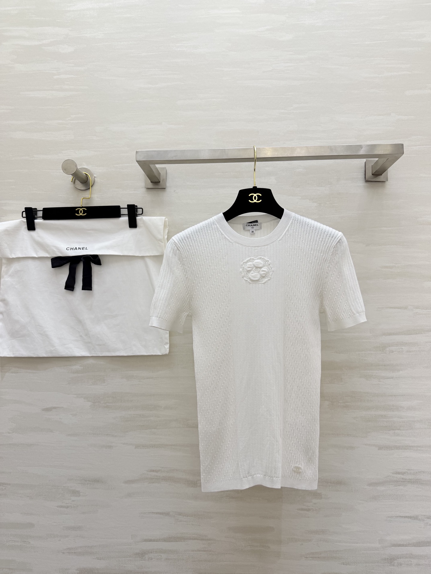 NO:715803,#ChaneC three-dimensional camellia knitted short-sleeved top, original development, high quality customization, ready for sale, size36/38/40,,chanel,T-shirt,19860909#ChaneC 立体山茶花针织短袖上衣 原版开发 高品质定制 现货首发size36/38/40,,chanel,T-shirt,,Women's clothing