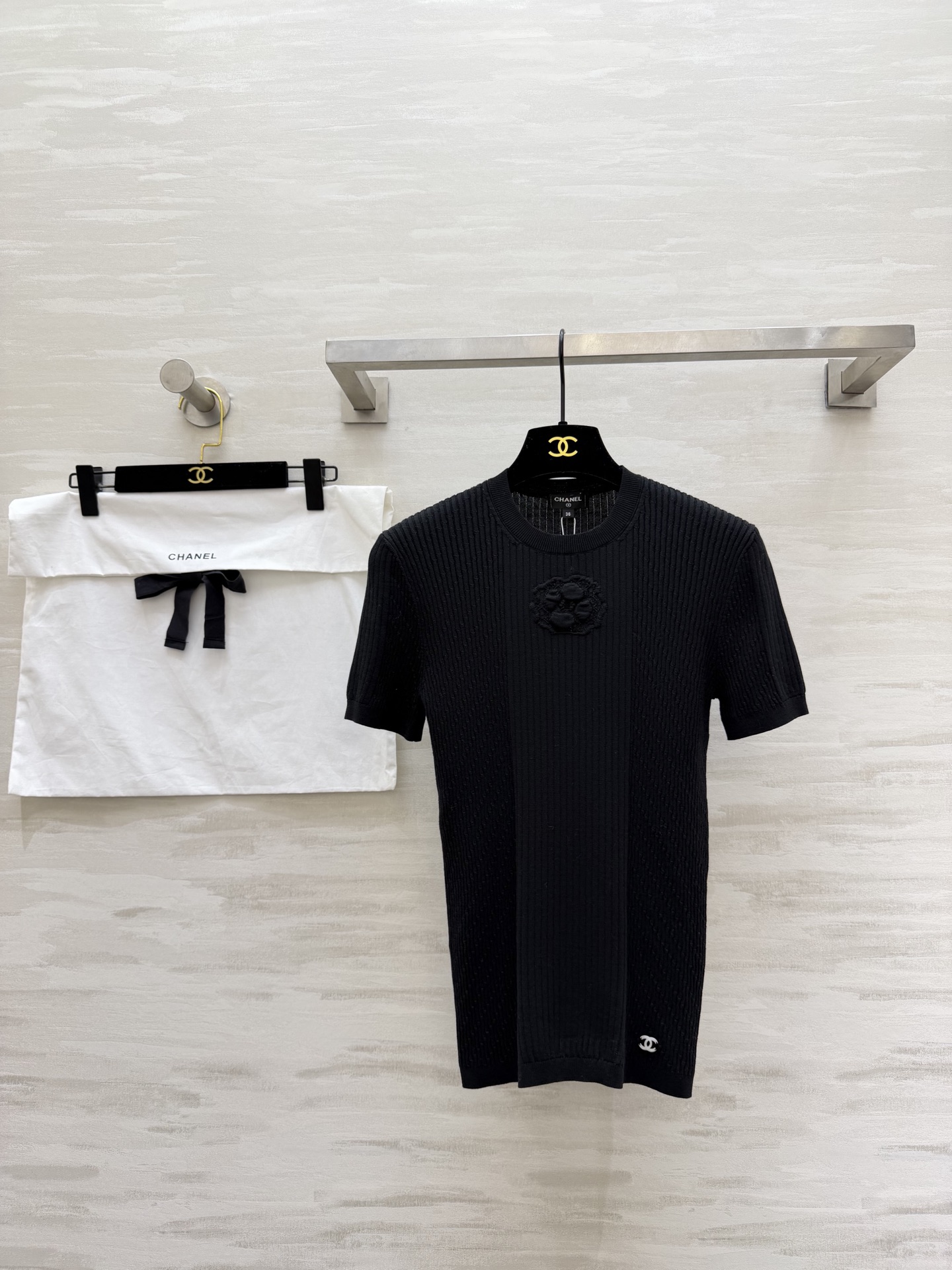 NO:715806,#ChaneC three-dimensional camellia knitted short-sleeved top, original development, high quality customization, ready for sale, size36/38/40,,chanel,T-shirt,19860909#ChaneC 立体山茶花针织短袖上衣 原版开发 高品质定制 现货首发size36/38/40,,chanel,T-shirt,,Women's clothing