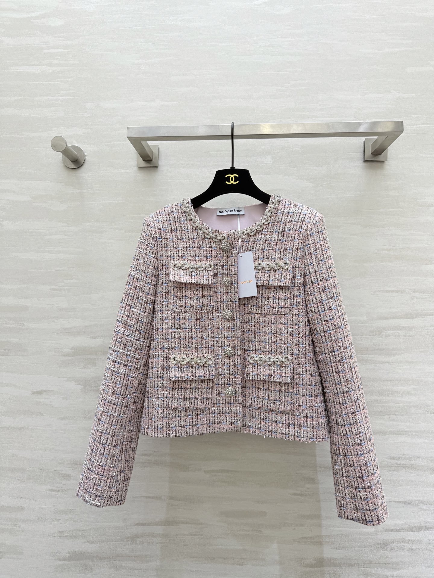 NO:716150,#self-portrai New model Heavy-duty diamond chain woven tweed jacket. The pink color is full of ladylike temperament. Customized fabrics are luxurious and high-end. The diamond chain is embellished with a sense of sophistication. High quality. Available now. Size S/M/L/XL (S size bust 92, length 50),,jackets & coats,19860909#self-portrai新款 重工钻链编织花呢外套 粉色系小香风名媛气质十足 定制面料奢华高级 钻链点缀精致感拉满 高品质 现货首发sizeS/M/L/XL（s码胸围92,衣长50）,,jackets & coats,,Women's clothing