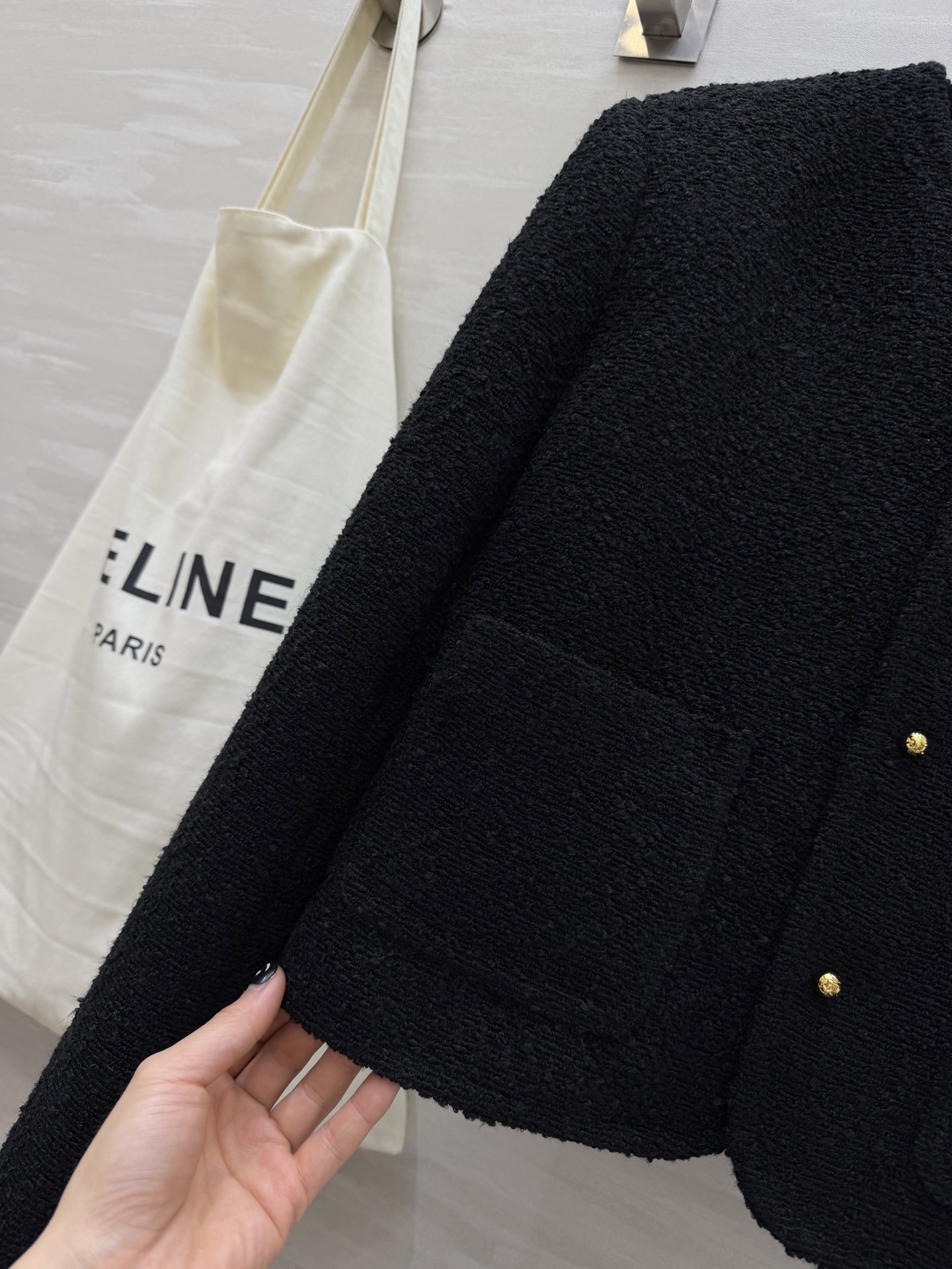 #Celin♡²⁶新款 黑色粗花呢外套 经典小香风设计质地挺括有型 金色纽扣点缀细节感✨ 短款版型修饰腰