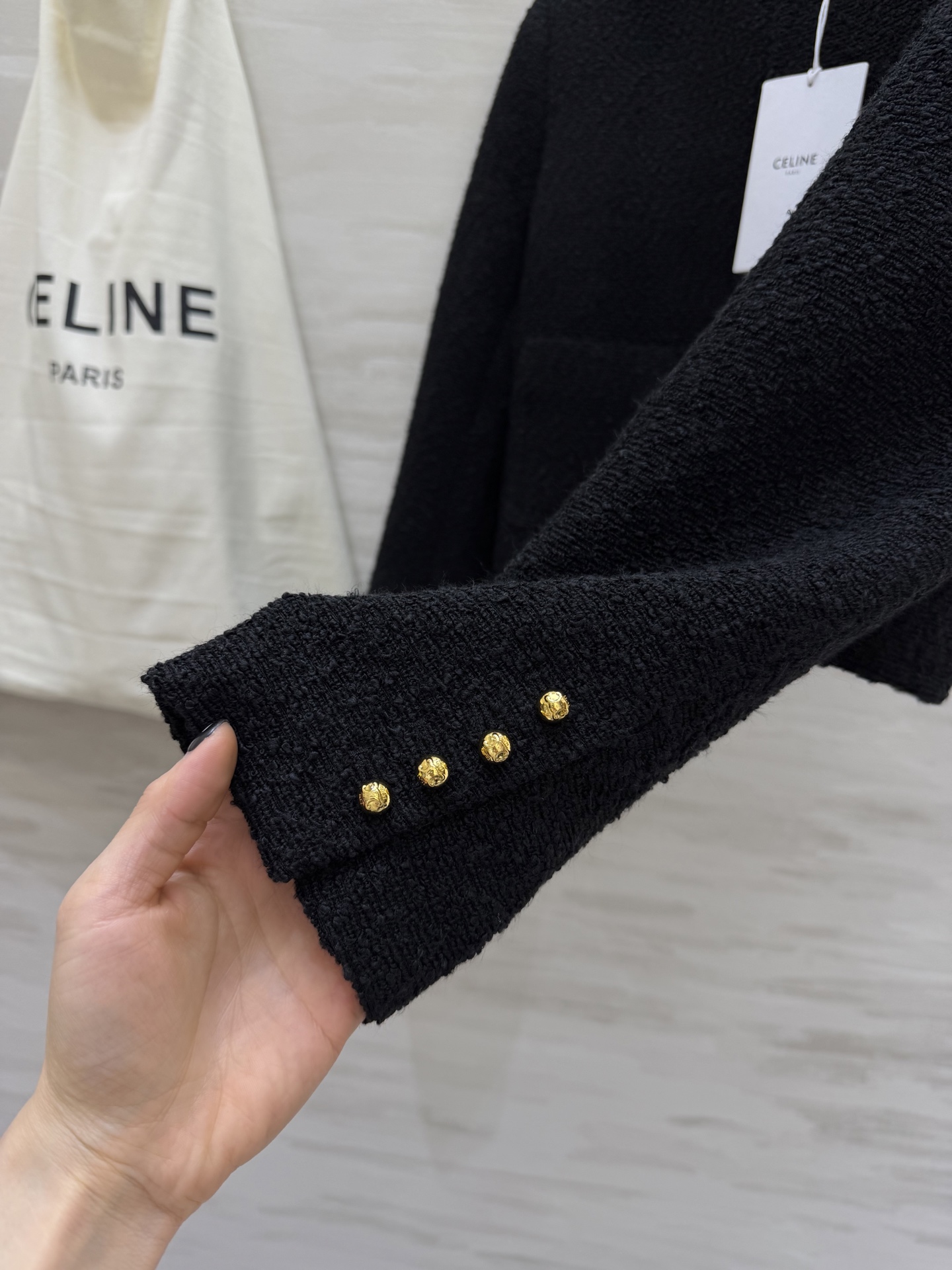 #Celin♡²⁶新款 黑色粗花呢外套 经典小香风设计质地挺括有型 金色纽扣点缀细节感✨ 短款版型修饰腰