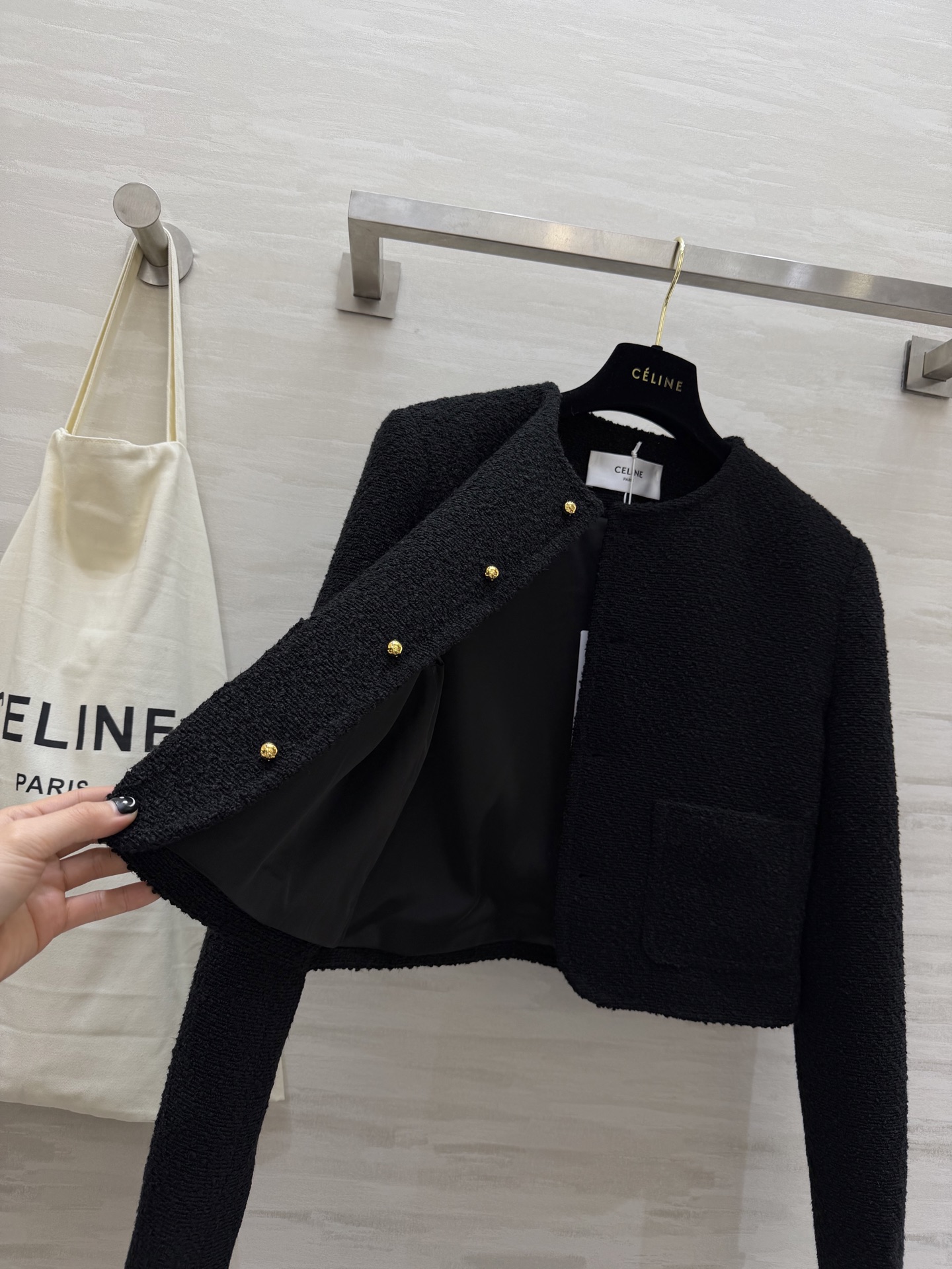 #Celin♡²⁶新款 黑色粗花呢外套 经典小香风设计质地挺括有型 金色纽扣点缀细节感✨ 短款版型修饰腰