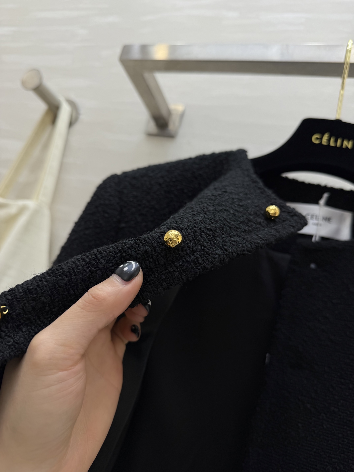 #Celin♡²⁶新款 黑色粗花呢外套 经典小香风设计质地挺括有型 金色纽扣点缀细节感✨ 短款版型修饰腰