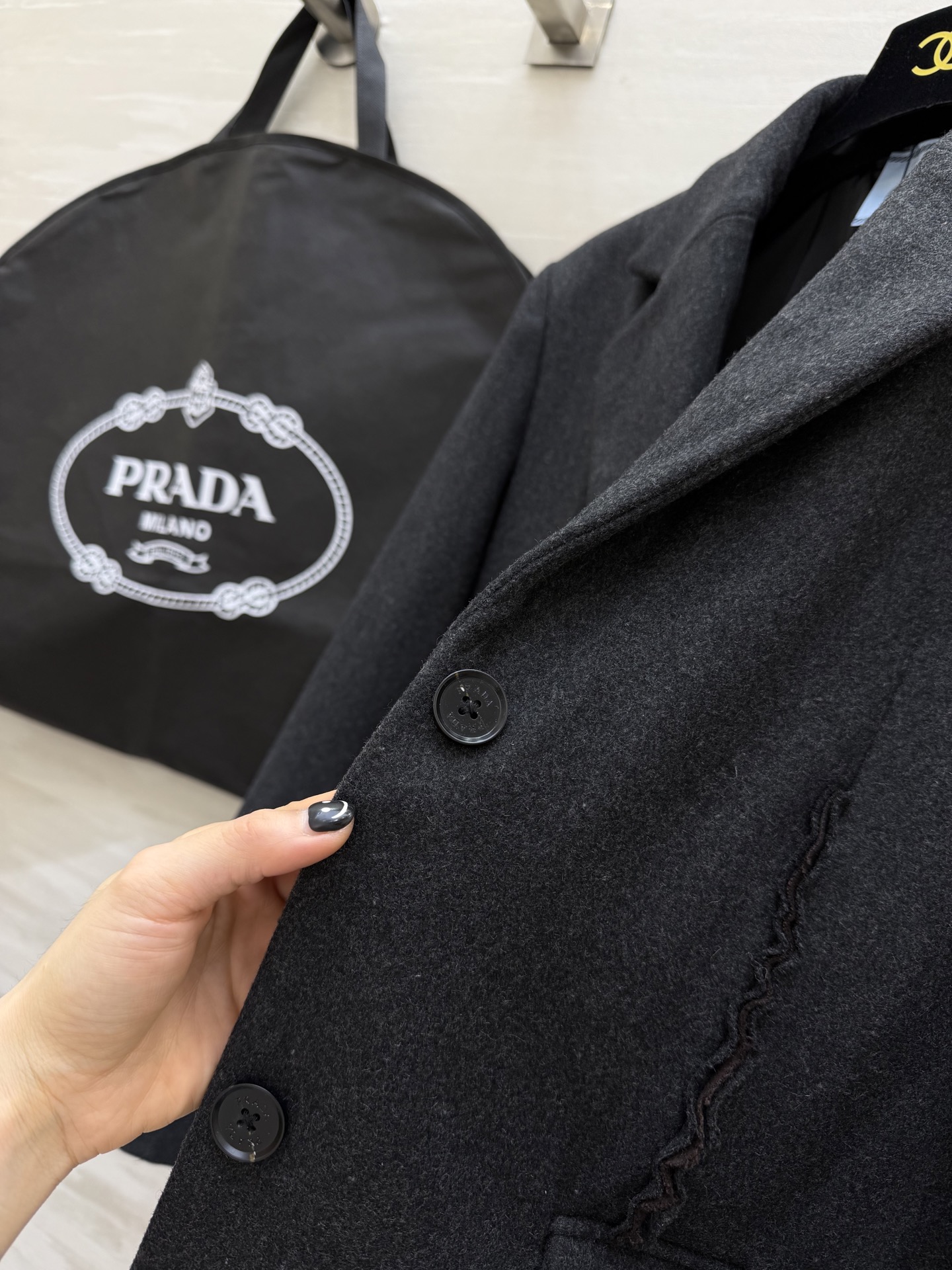 #Prad♡²⁶新款 深灰色羊毛西装外套 采用高品质羊毛混纺面料 经典两粒扣+流线型剪裁 袖口和前襟有精