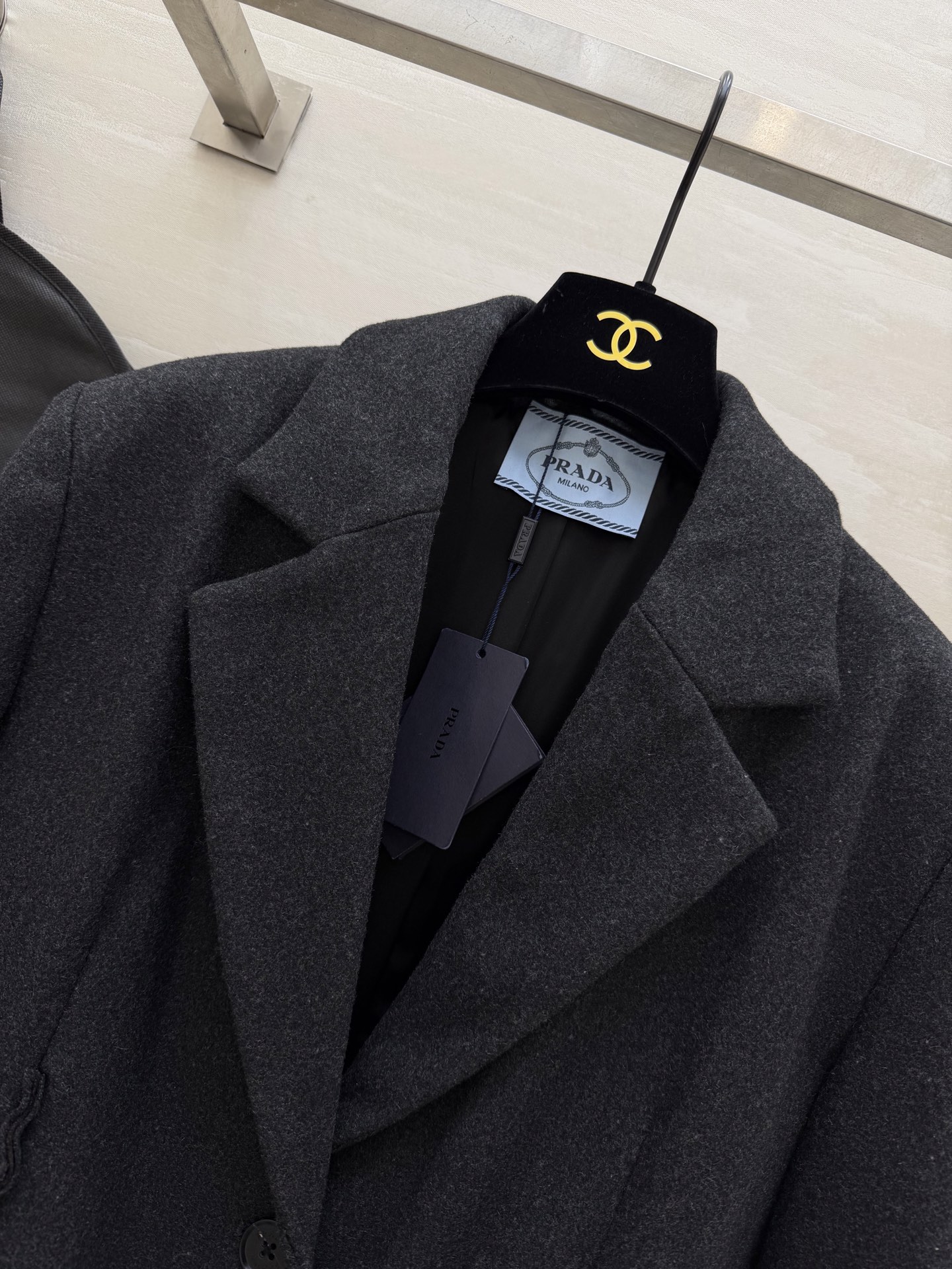 #Prad♡²⁶新款 深灰色羊毛西装外套 采用高品质羊毛混纺面料 经典两粒扣+流线型剪裁 袖口和前襟有精