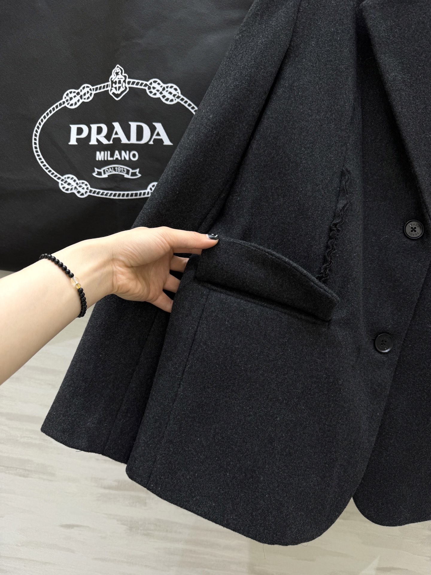 #Prad♡²⁶新款 深灰色羊毛西装外套 采用高品质羊毛混纺面料 经典两粒扣+流线型剪裁 袖口和前襟有精