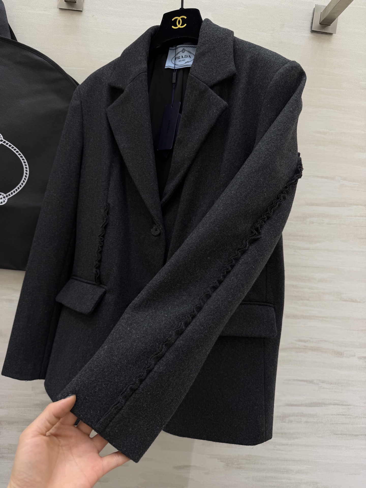 #Prad♡²⁶新款 深灰色羊毛西装外套 采用高品质羊毛混纺面料 经典两粒扣+流线型剪裁 袖口和前襟有精