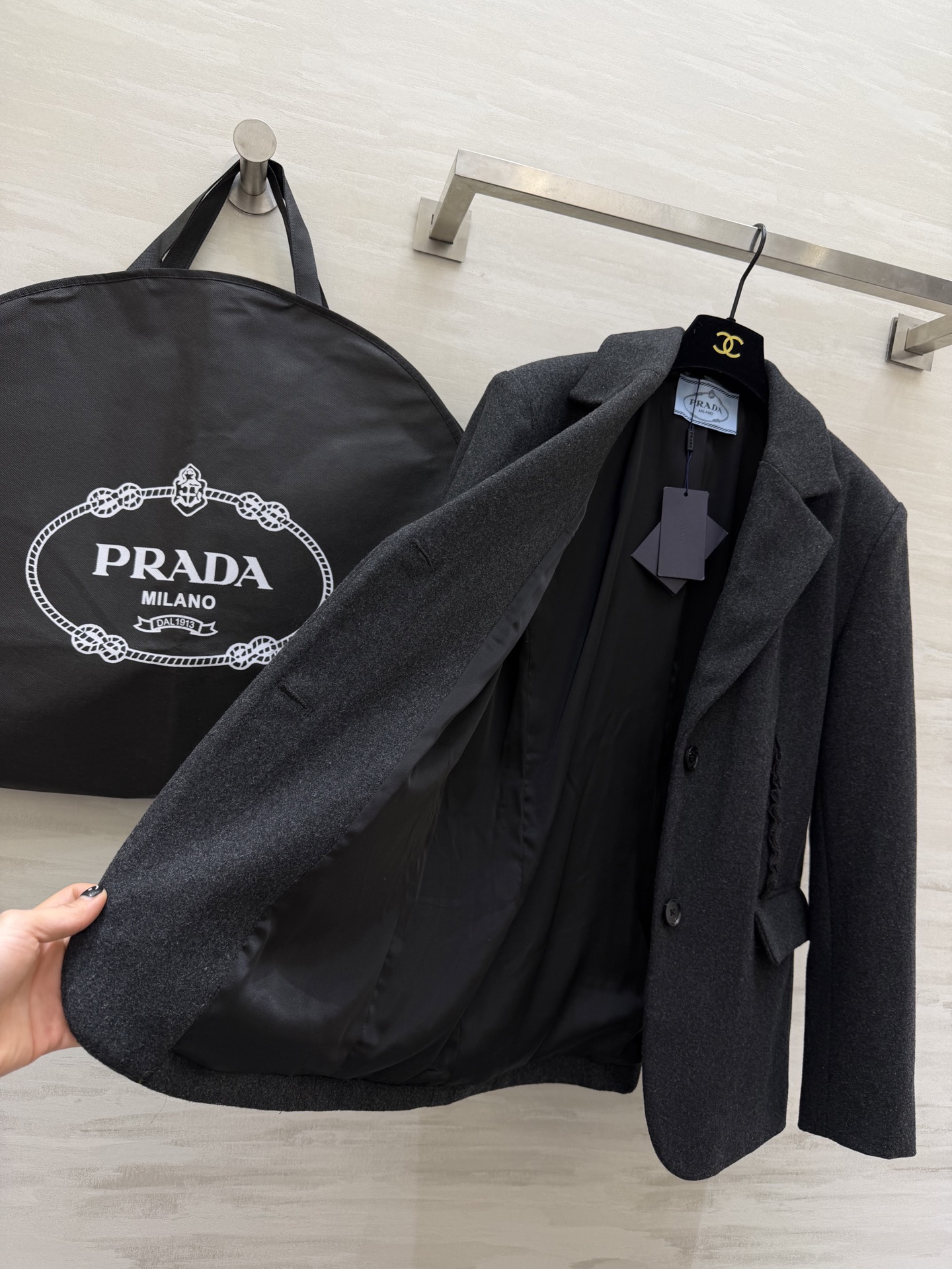 #Prad♡²⁶新款 深灰色羊毛西装外套 采用高品质羊毛混纺面料 经典两粒扣+流线型剪裁 袖口和前襟有精