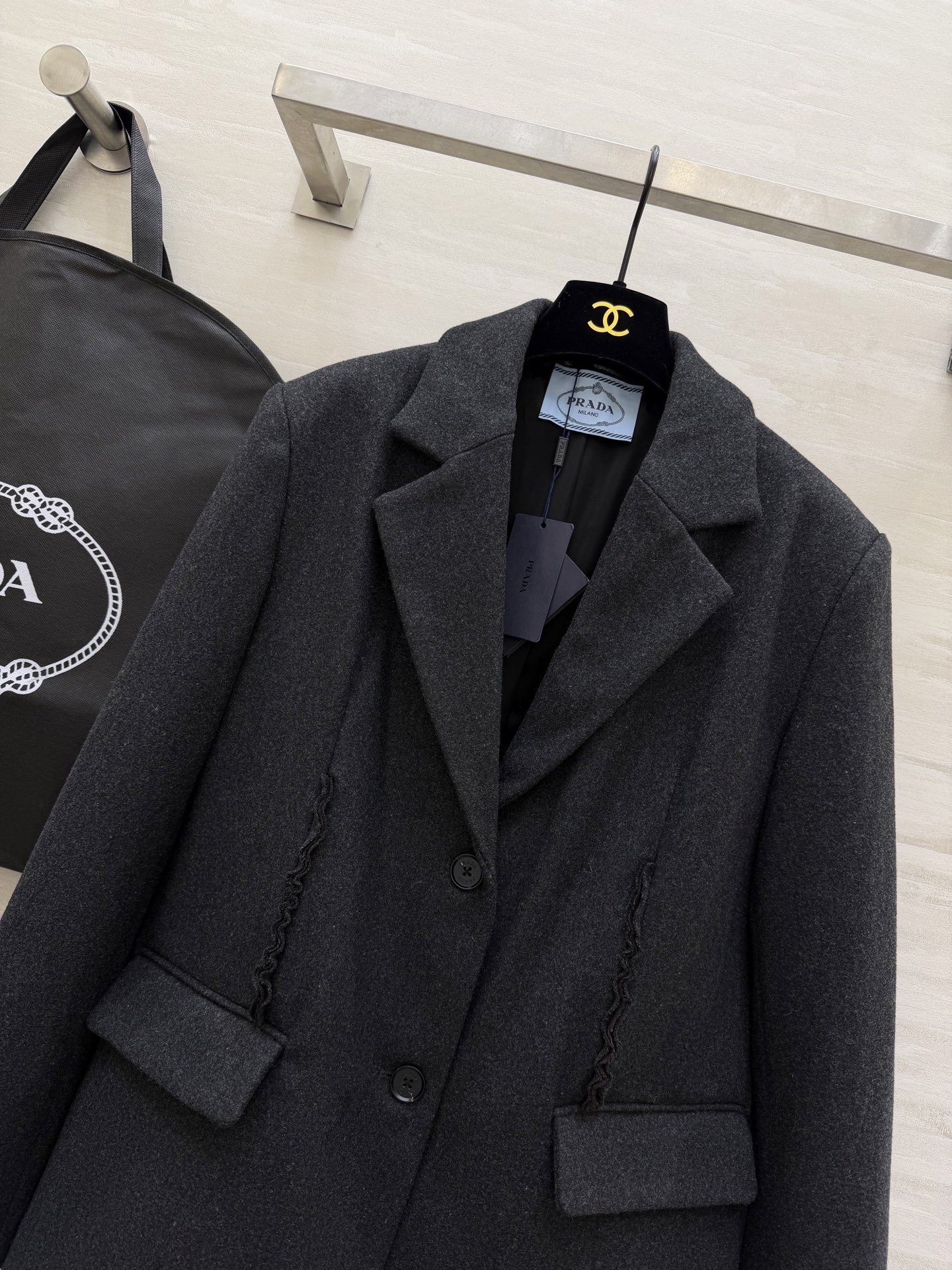 #Prad♡²⁶新款 深灰色羊毛西装外套 采用高品质羊毛混纺面料 经典两粒扣+流线型剪裁 袖口和前襟有精