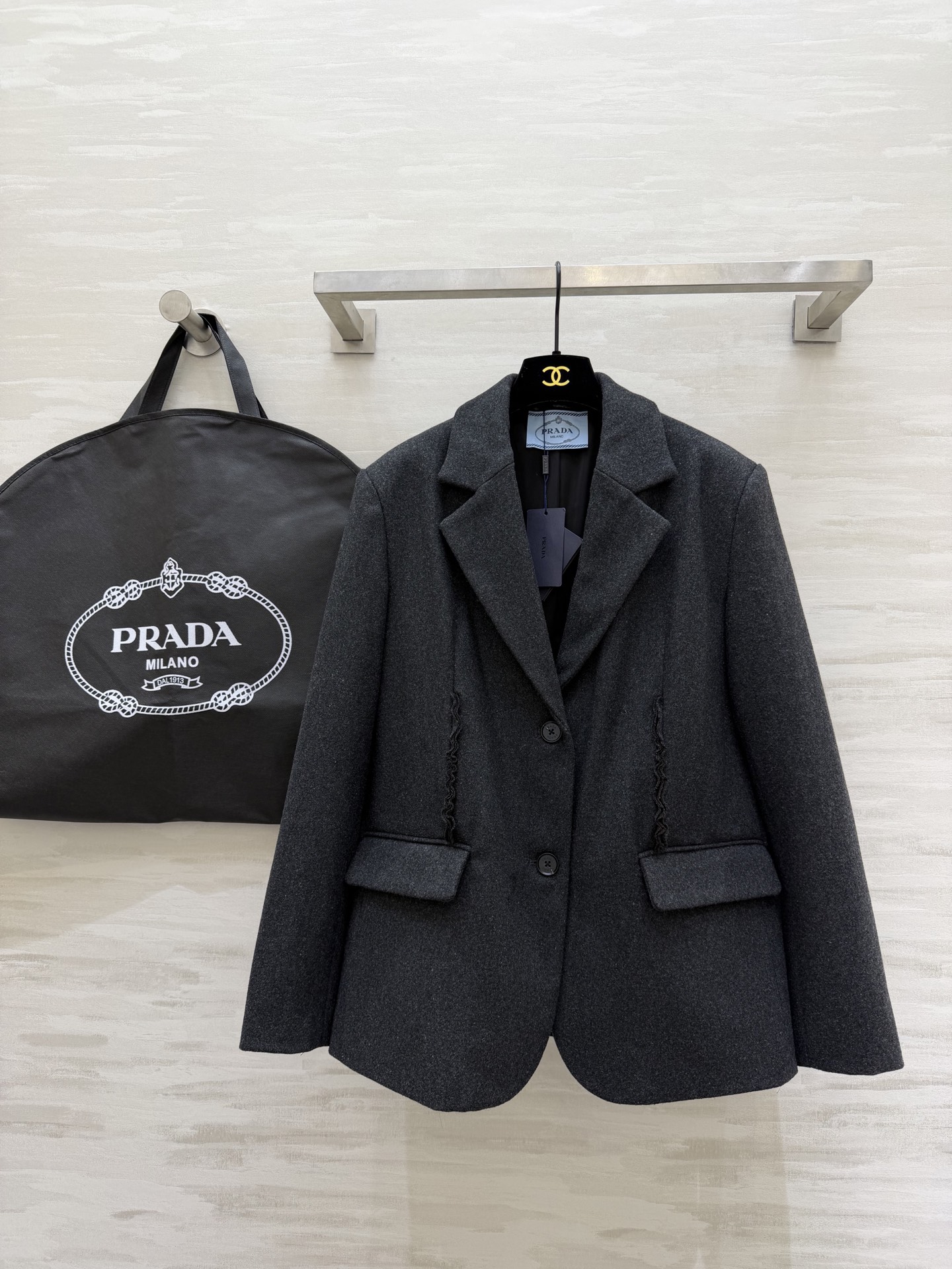 #Prad♡²⁶新款 深灰色羊毛西装外套 采用高品质羊毛混纺面料 经典两粒扣+流线型剪裁 袖口和前襟有精
