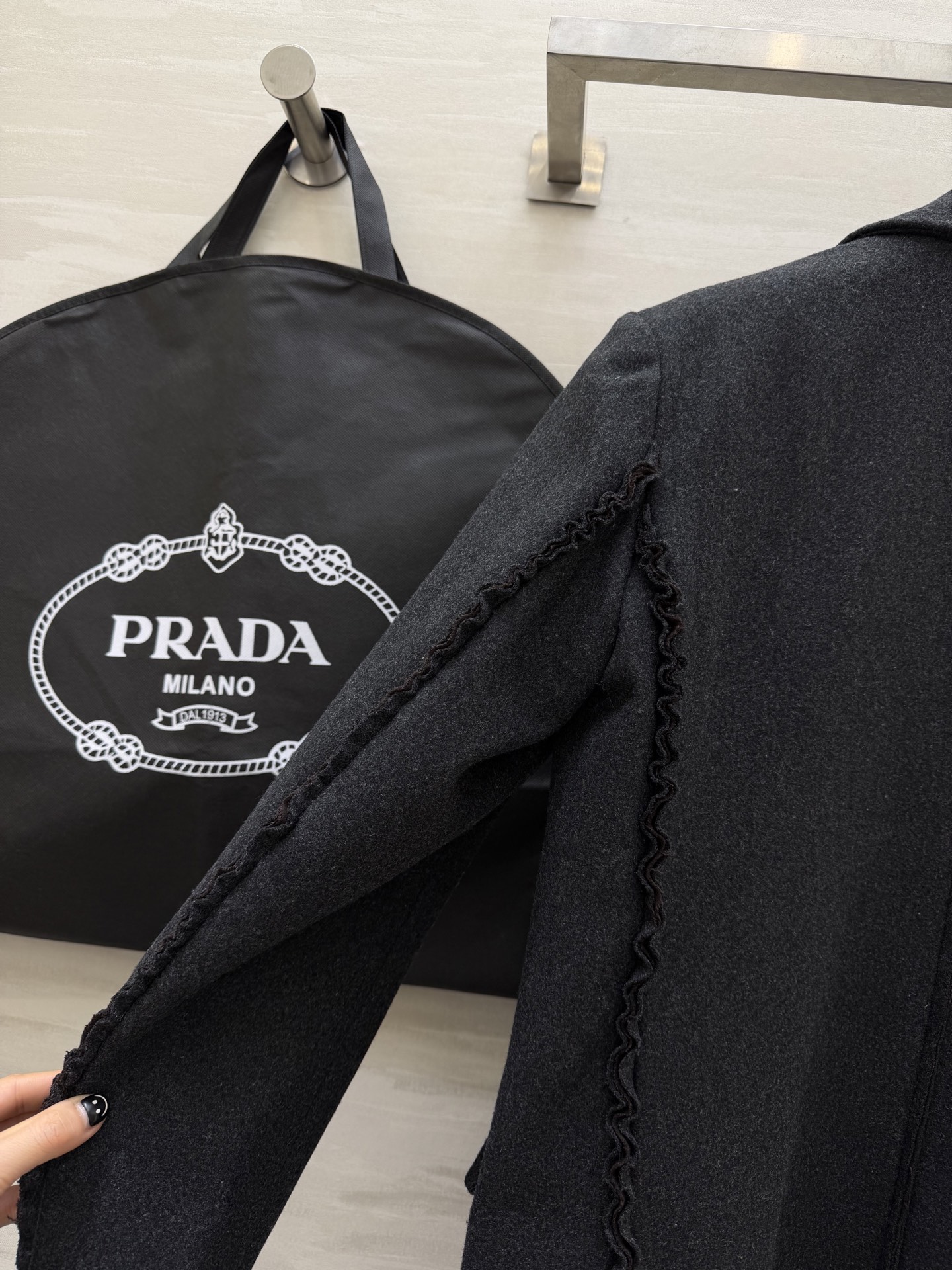 #Prad♡²⁶新款 深灰色羊毛西装外套 采用高品质羊毛混纺面料 经典两粒扣+流线型剪裁 袖口和前襟有精