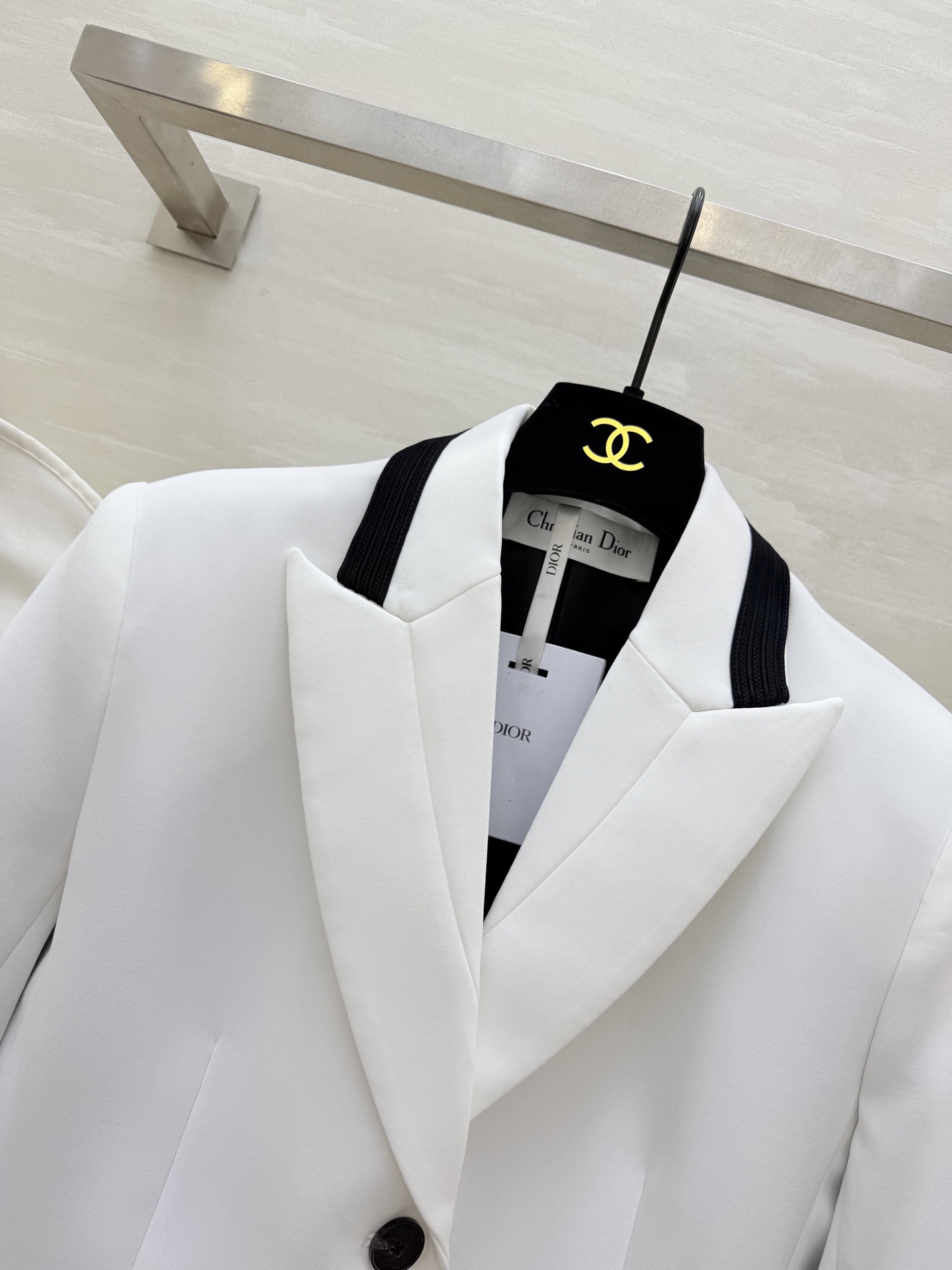 #Dio♡²⁶早春系列 短款西装外套 羊毛混纺面料柔软又挺括 撞色设计 黑色条纹点缀领口 袖口和口袋 单