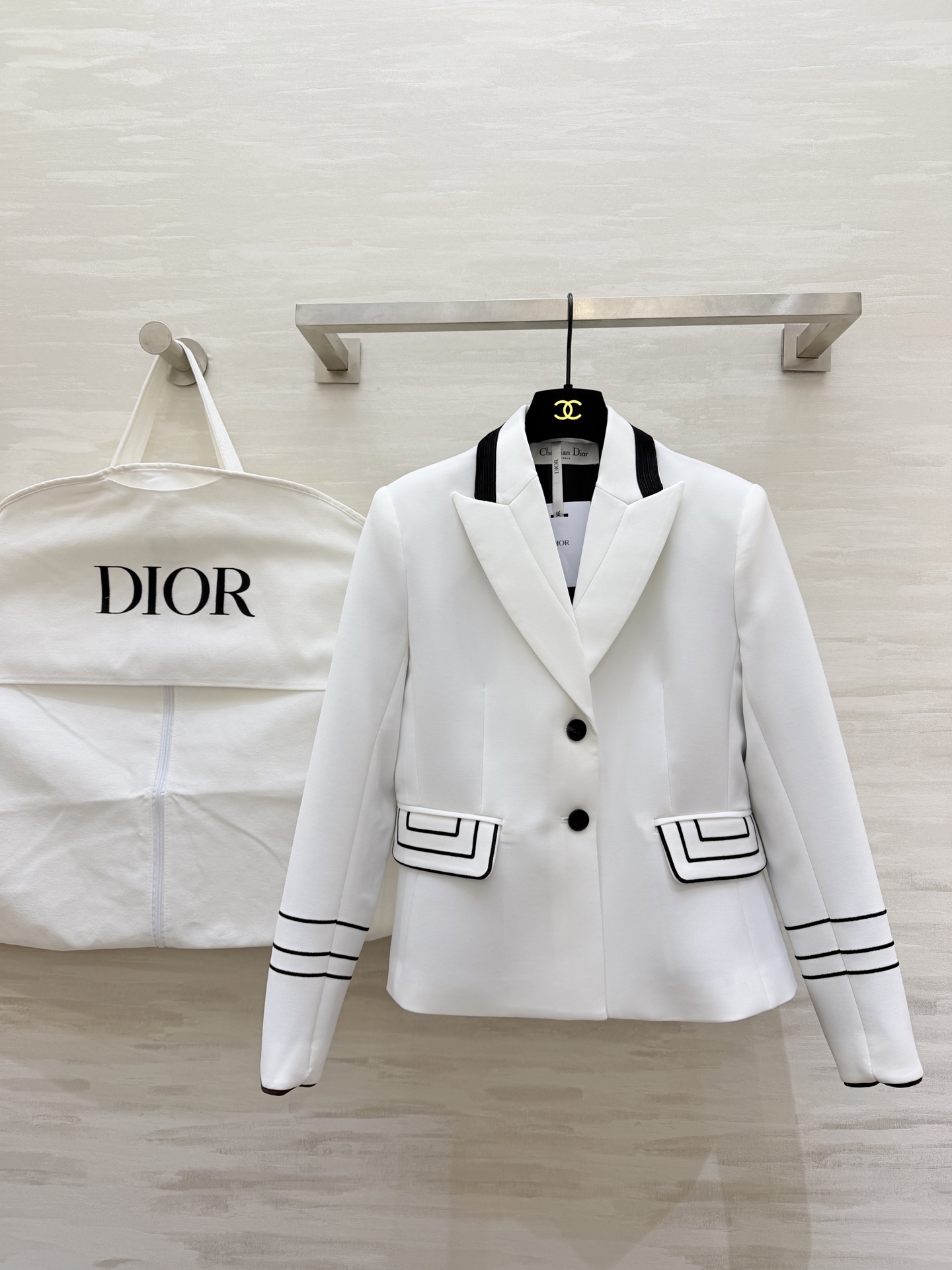 #Dio♡²⁶早春系列 短款西装外套 羊毛混纺面料柔软又挺括 撞色设计 黑色条纹点缀领口 袖口和口袋 单