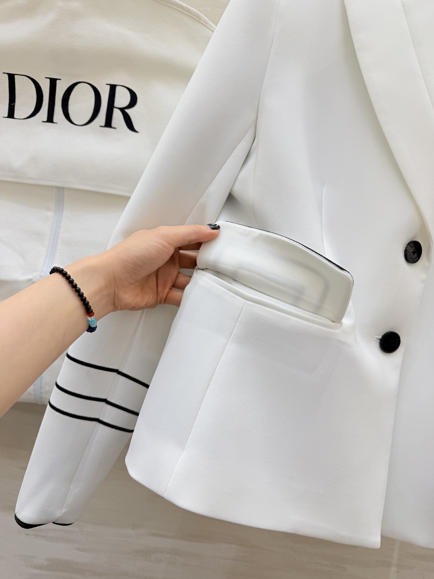 #Dio♡²⁶早春系列 短款西装外套 羊毛混纺面料柔软又挺括 撞色设计 黑色条纹点缀领口 袖口和口袋 单