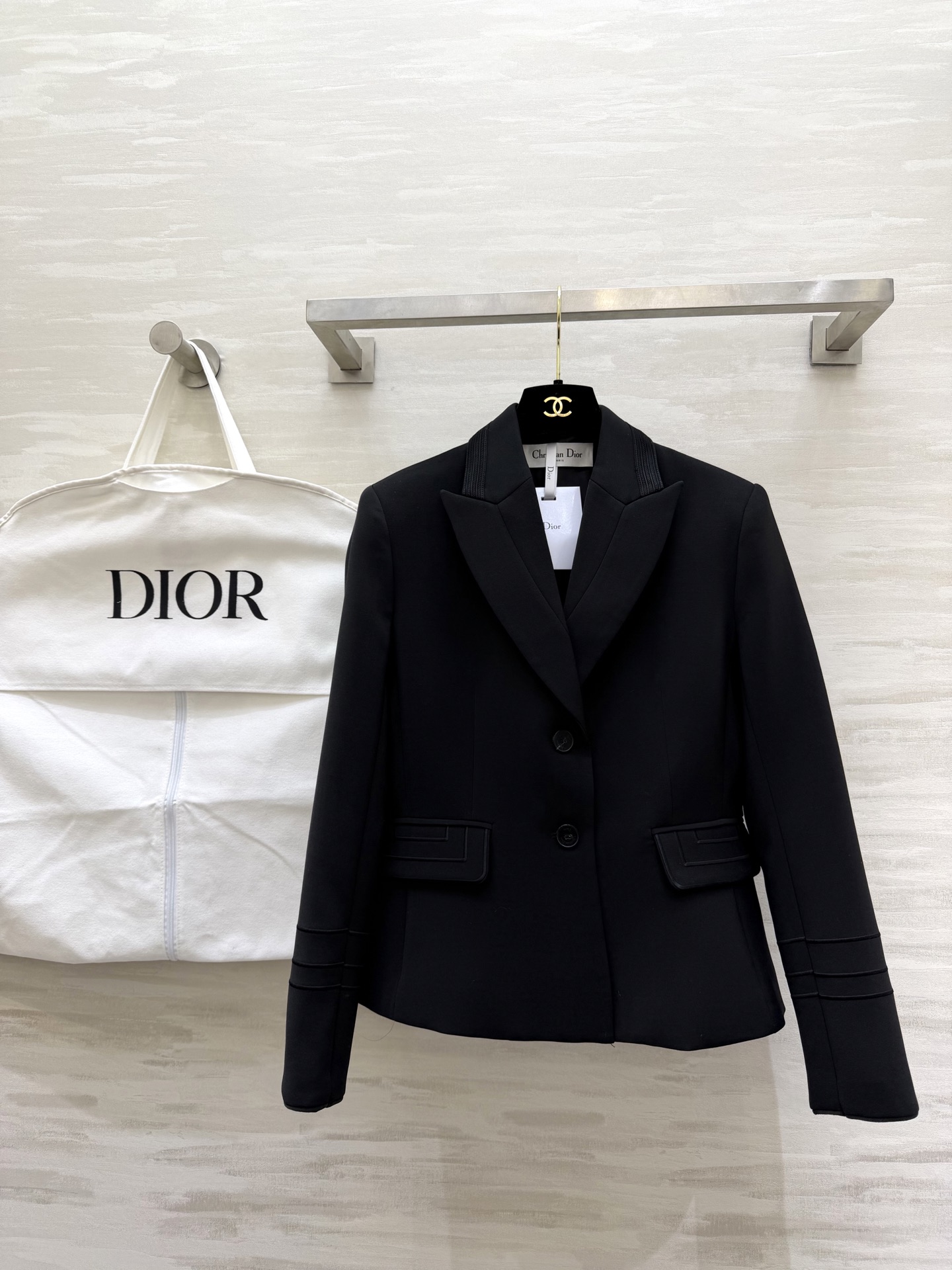 #Dio♡²⁶早春系列 短款西装外套 羊毛混纺面料柔软又挺括 撞色设计 黑色条纹点缀领口 袖口和口袋 单