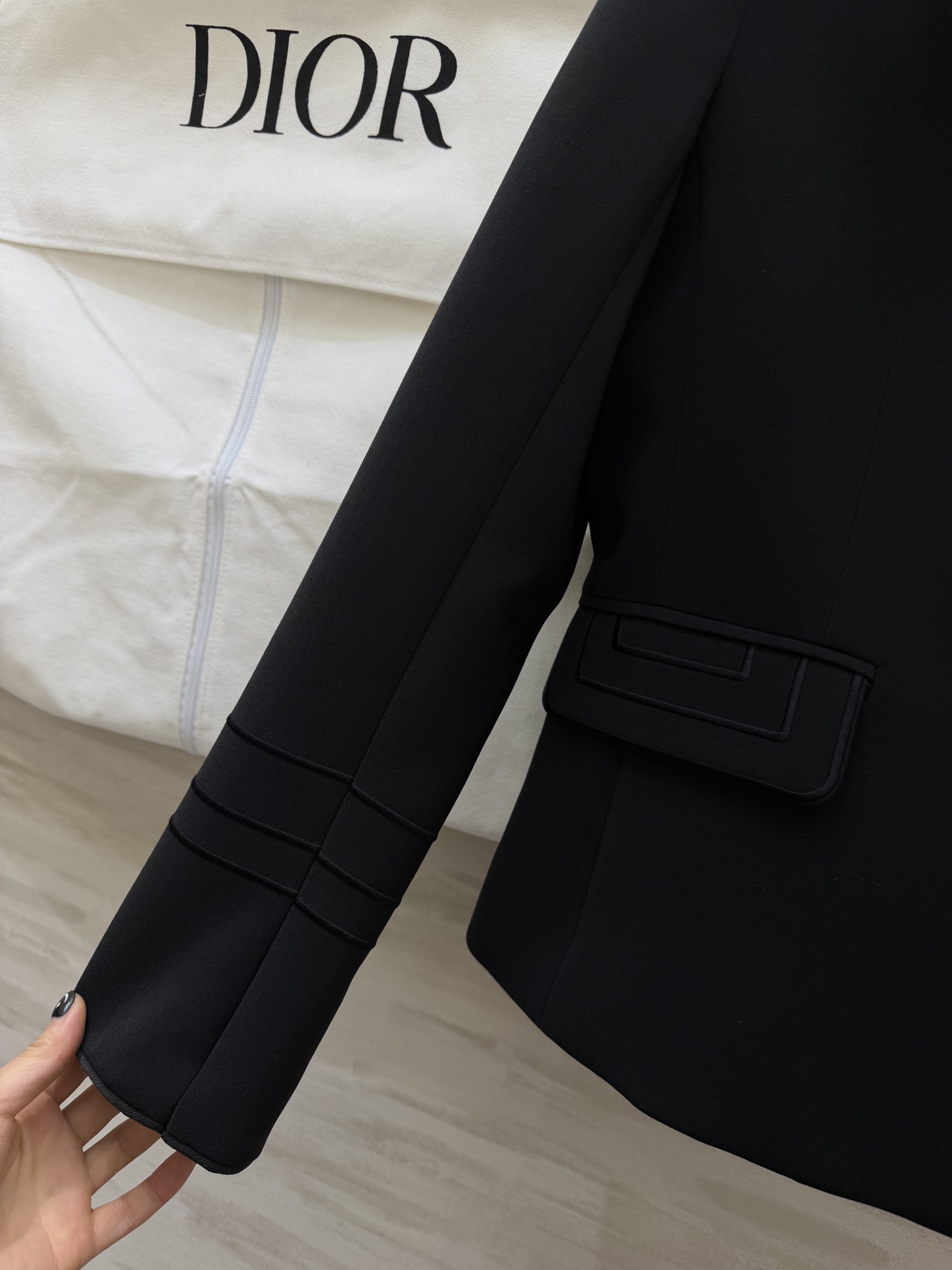 #Dio♡²⁶早春系列 短款西装外套 羊毛混纺面料柔软又挺括 撞色设计 黑色条纹点缀领口 袖口和口袋 单