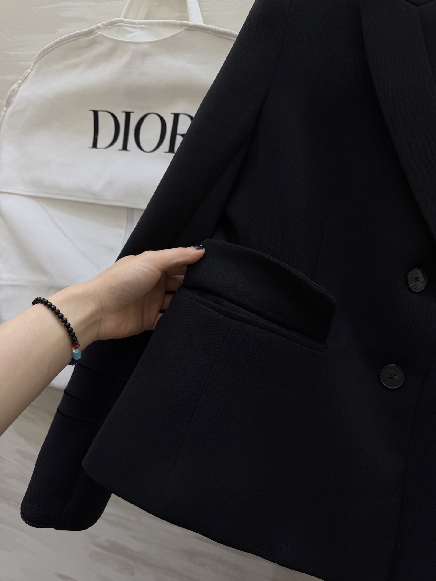 #Dio♡²⁶早春系列 短款西装外套 羊毛混纺面料柔软又挺括 撞色设计 黑色条纹点缀领口 袖口和口袋 单