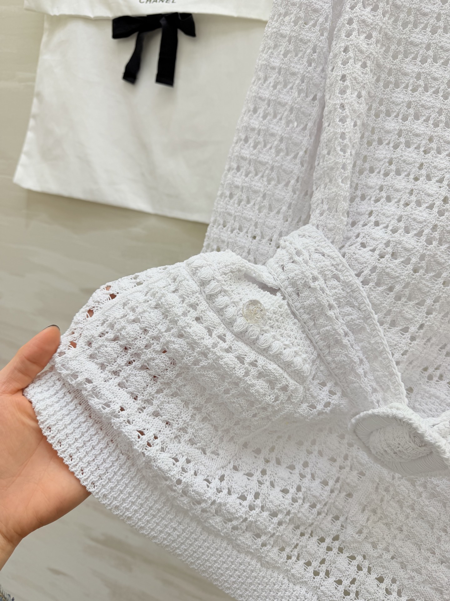 #Chane♡²⁶C早春度假系列 镂空针织上衣 白色镂空针织 娃娃领设计 法式优雅气质满分✨ 腰带可调节