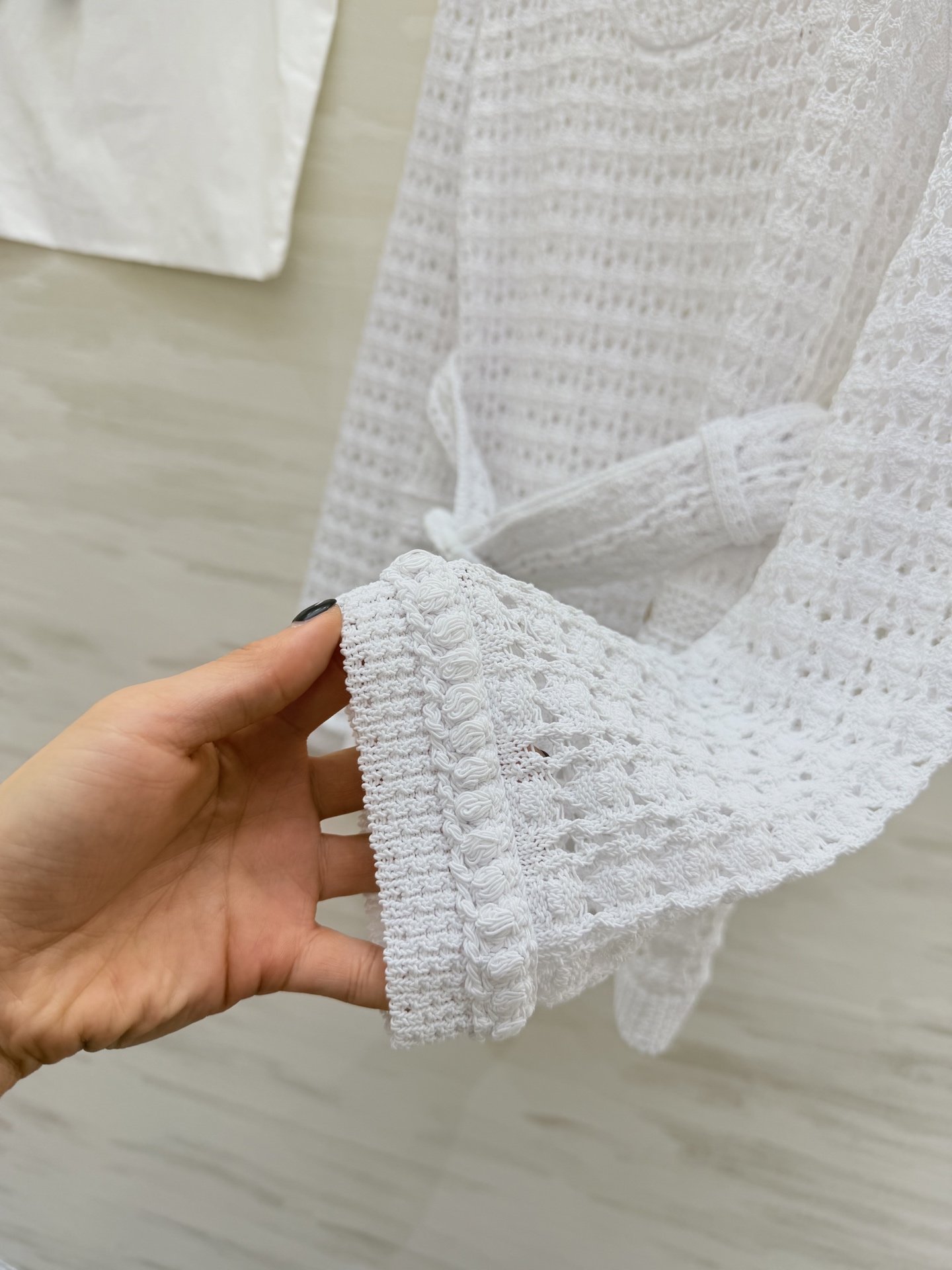 #Chane♡²⁶C早春度假系列 镂空针织上衣 白色镂空针织 娃娃领设计 法式优雅气质满分✨ 腰带可调节