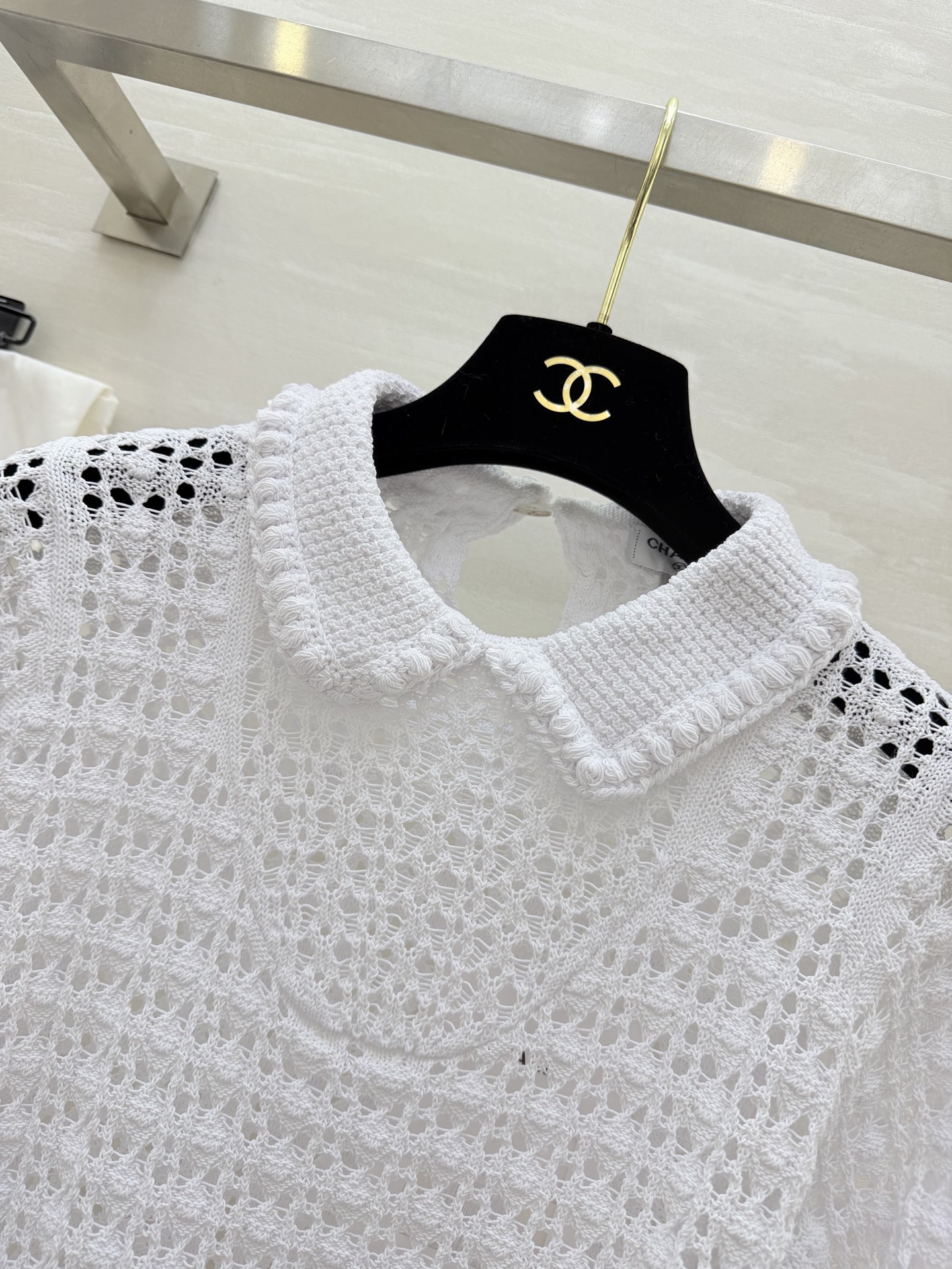 #Chane♡²⁶C早春度假系列 镂空针织上衣 白色镂空针织 娃娃领设计 法式优雅气质满分✨ 腰带可调节