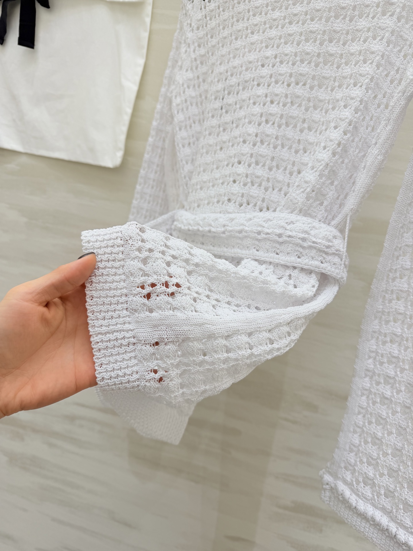 #Chane♡²⁶C早春度假系列 镂空针织上衣 白色镂空针织 娃娃领设计 法式优雅气质满分✨ 腰带可调节