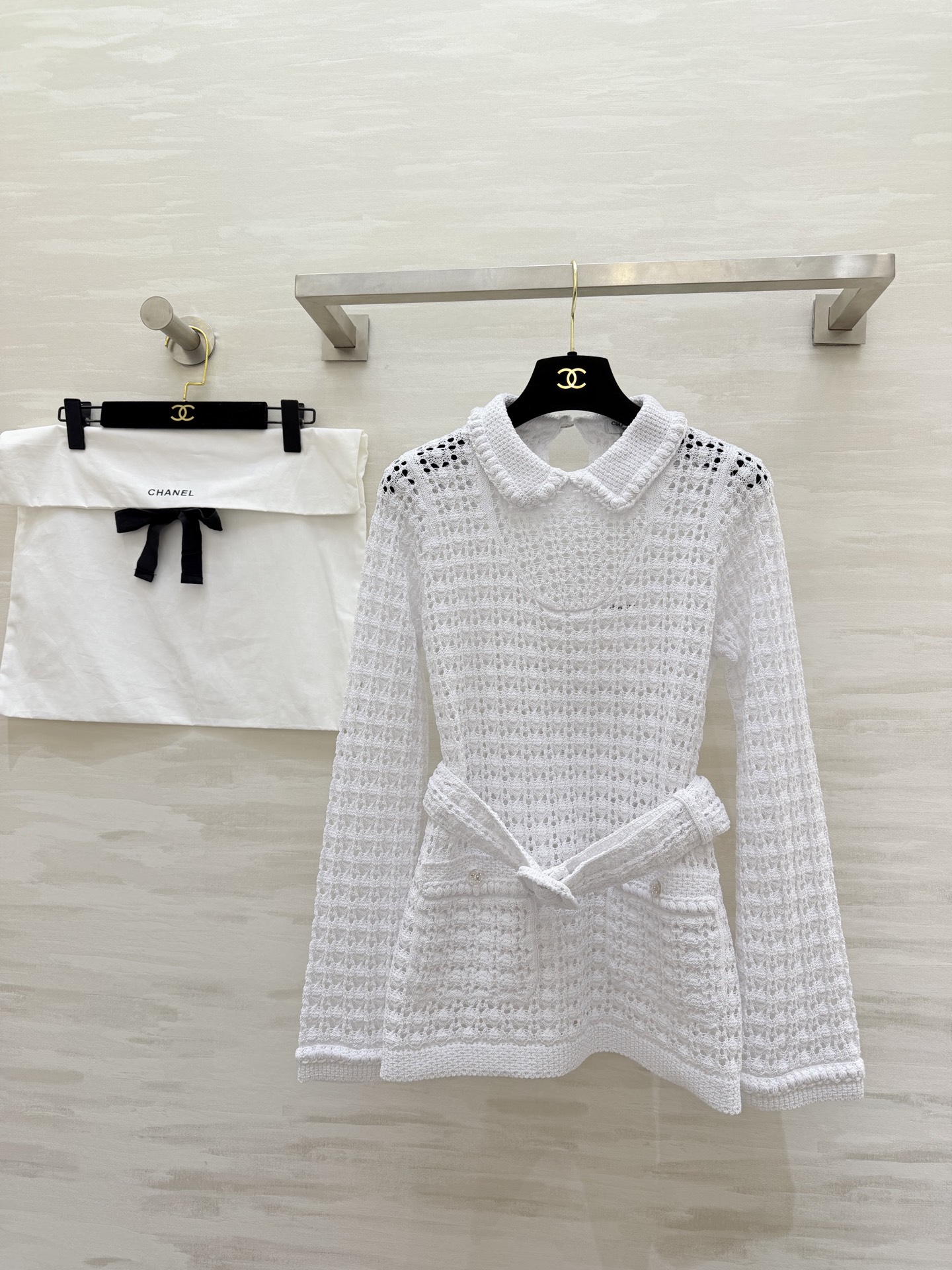 NO:716574,#ChaneC Early Spring Vacation Series Hollow Knitted Top White Hollow Knitted Doll Collar Design Full of French Elegant Temperament Adjustable Belt Easily Outline Your Body The Hollow Details Make the Whole Body Lighter and Breathable Perfect for Spring and Summer!  It can be easily worn in daily life or on vacation. It is comfortable and fashionable. It is the representative item of Xiaoxiang's early spring series!  High quality customization, available in stock, size 36/38/40,,chanel,19860909#ChaneC早春度假系列 镂空针织上衣 白色镂空针织 娃娃领设计 法式优雅气质满分 腰带可调节 轻松勾勒身形 镂空细节让整体更轻盈透气 春夏穿超合适！日常或度假都能轻松驾驭 舒适又时髦 小香早春系列的代表单品！高品质定制 现货首发size36/38/40,,chanel,,Women's clothing