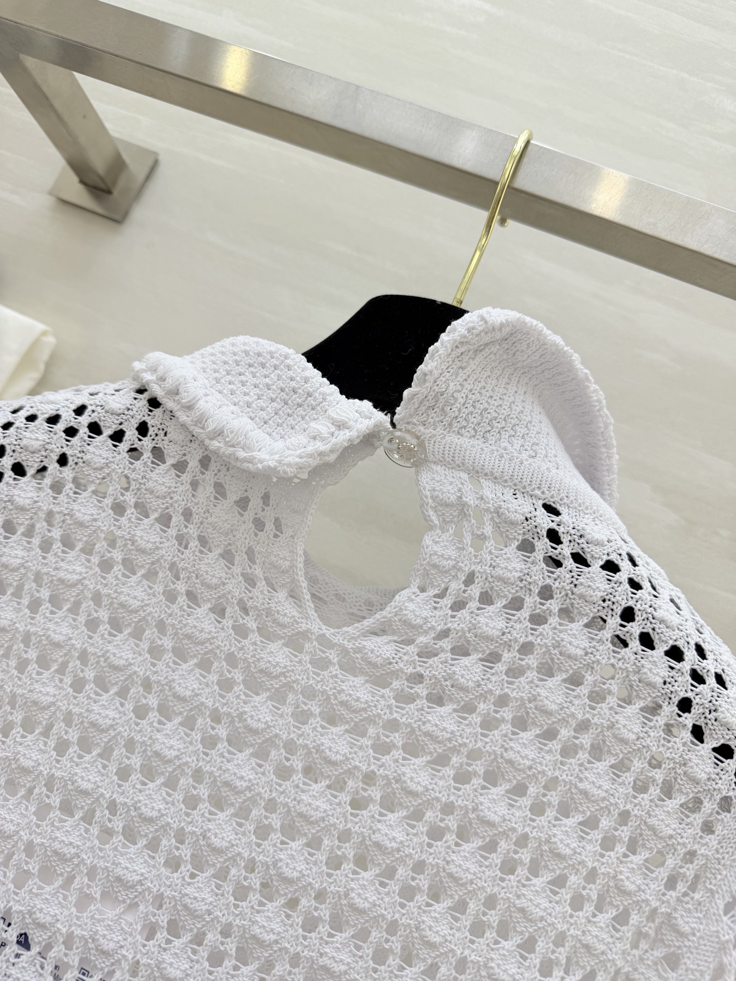 #Chane♡²⁶C早春度假系列 镂空针织上衣 白色镂空针织 娃娃领设计 法式优雅气质满分✨ 腰带可调节