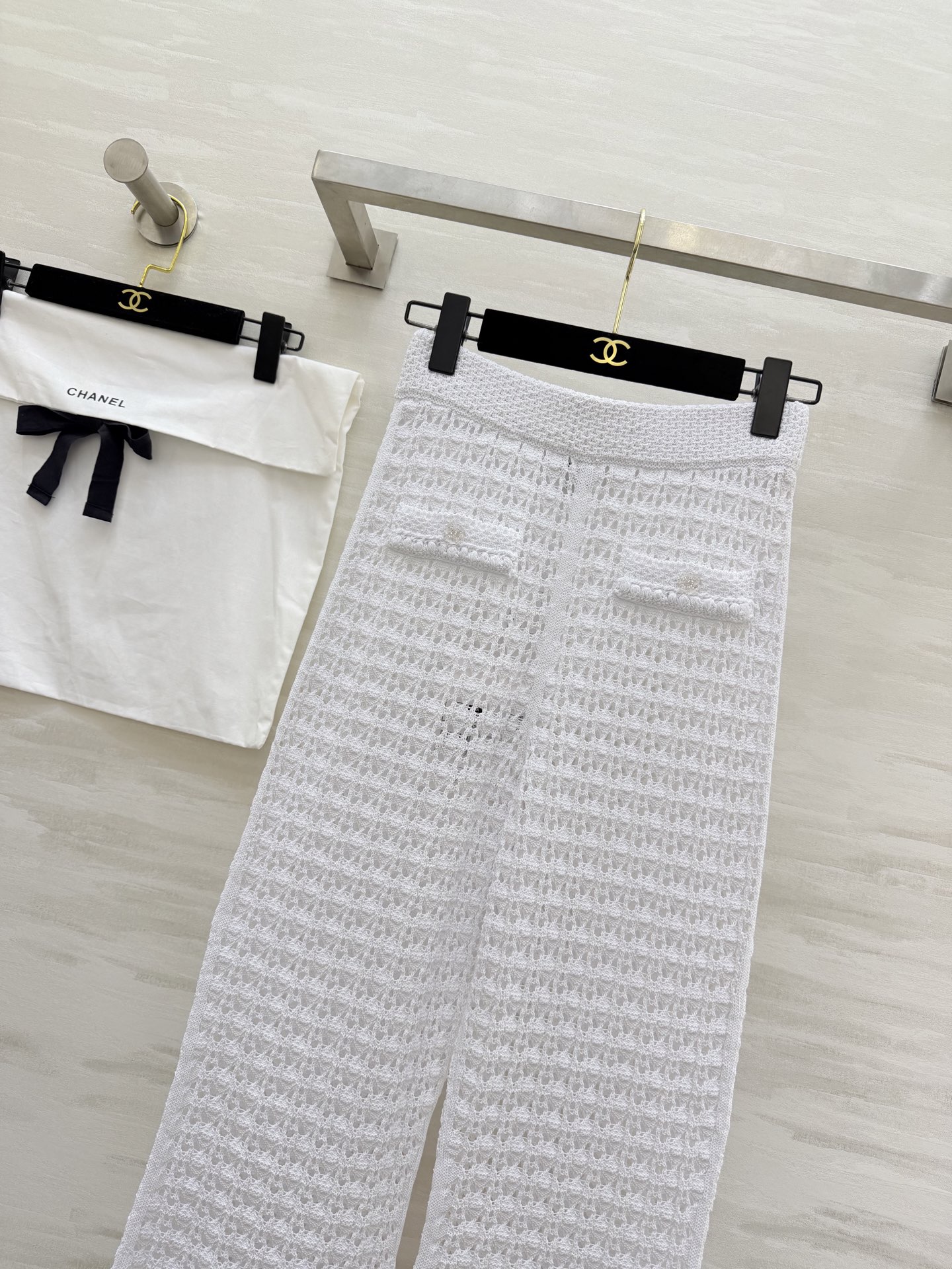 #Chane♡²⁶ C早春度假系列镂空针织裤 白色镂空针织面料 透气又舒适 春夏穿超合适！高腰直筒设计 