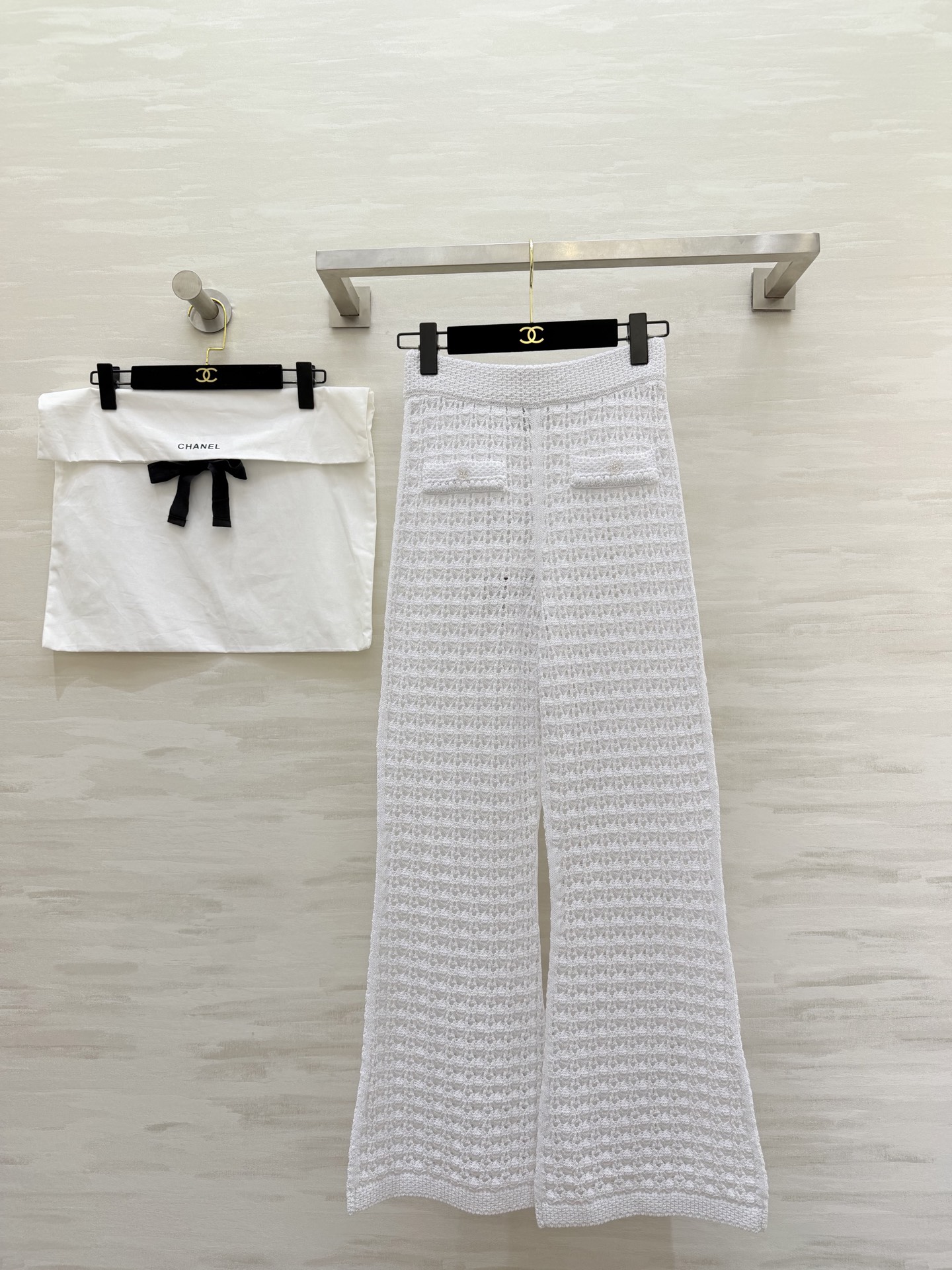 NO:716571,#Chane C early spring vacation series hollow knitted pants. White hollow knitted fabric. Breathable and comfortable. Perfect for spring and summer!  The high-waisted straight design modifies the leg shape and makes you look slimmer and taller. The hollow texture makes the whole body more layered. Pair it with the same series of tops or simple knitted sweaters to easily get French elegance. It can be worn for daily leisure and vacation!  C series super hot item!  High quality customization, available in stock, size 36/38/40,,chanel,19860909#Chane C早春度假系列镂空针织裤 白色镂空针织面料 透气又舒适 春夏穿超合适！高腰直筒设计 修饰腿型 显瘦显高 镂空肌理感让整体更有层次 搭配同系列上衣或简约针织衫 轻松get法式优雅风 日常休闲、度假都能穿！C系列超火单品！高品质定制 现货首发size36/38/40,,chanel,,Women's clothing