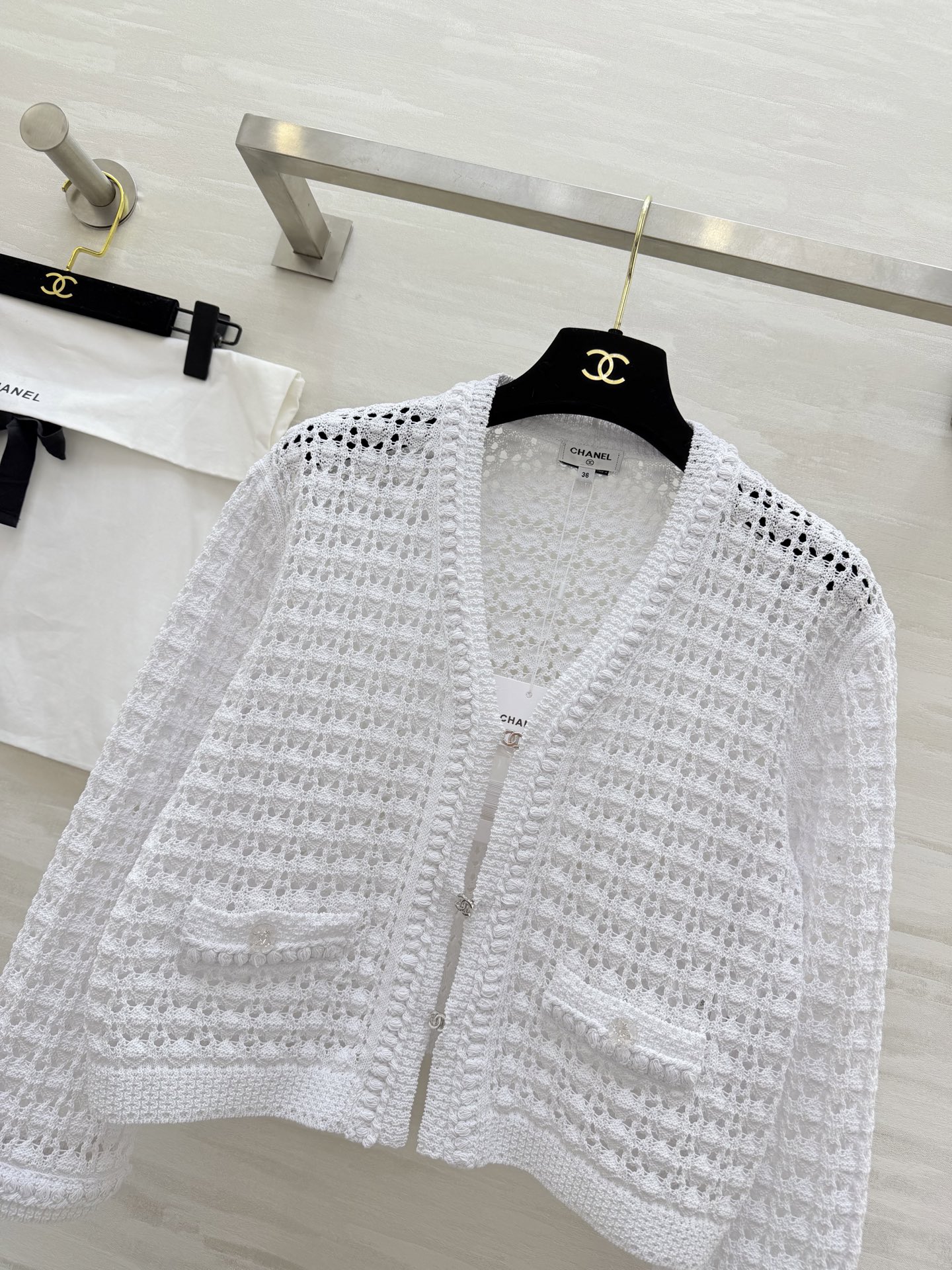 #Chane♡²⁶ C早春度假系列镂空针织开衫 白色镂空针织面料 透气又舒适 春夏穿超合适！镂空肌理感让
