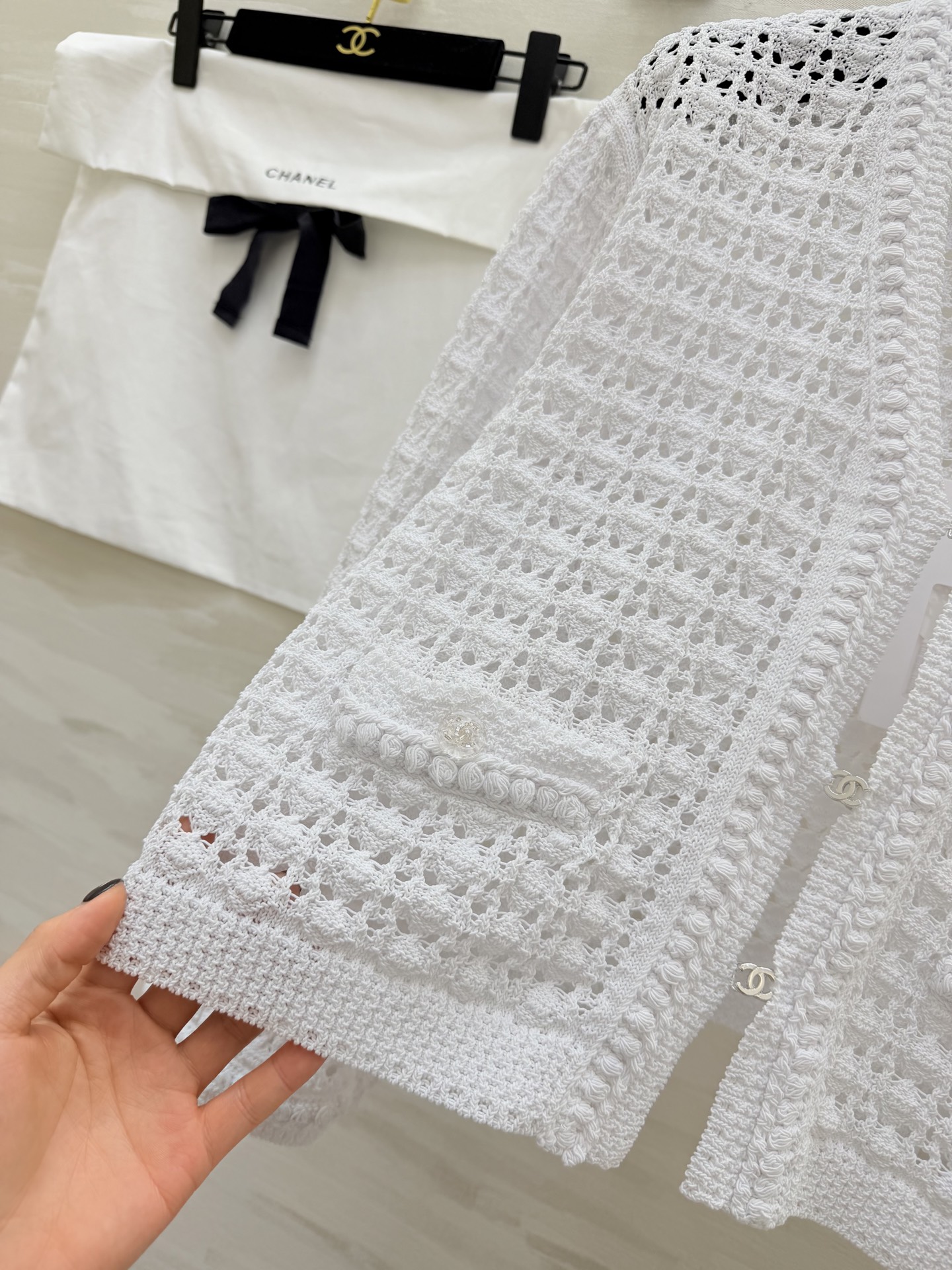 #Chane♡²⁶ C早春度假系列镂空针织开衫 白色镂空针织面料 透气又舒适 春夏穿超合适！镂空肌理感让