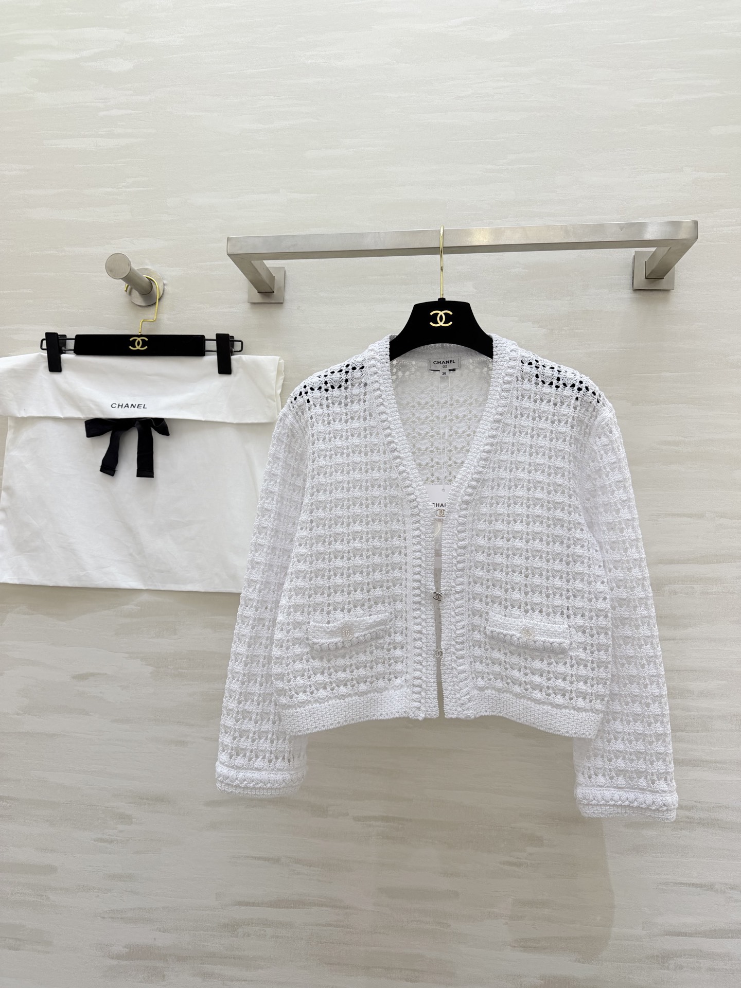 NO:717579,#Chane C early spring vacation series hollow knitted cardigan. White hollow knitted fabric. Breathable and comfortable. Perfect for spring and summer!  The hollow texture makes the whole thing more layered. Pair it with the same series of pants to easily get French elegance. It can be worn for daily leisure and vacation!  C series super hot item!  High quality customization, available in stock, size 36/38/40,,chanel,19860909#Chane C早春度假系列镂空针织开衫 白色镂空针织面料 透气又舒适 春夏穿超合适！镂空肌理感让整体更有层次 搭配同系列裤子轻松get法式优雅风 日常休闲、度假都能穿！C系列超火单品！高品质定制 现货首发size36/38/40,,chanel,,Women's clothing