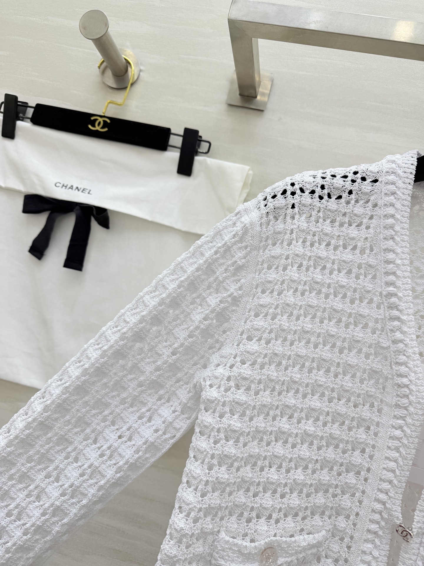 #Chane♡²⁶ C早春度假系列镂空针织开衫 白色镂空针织面料 透气又舒适 春夏穿超合适！镂空肌理感让