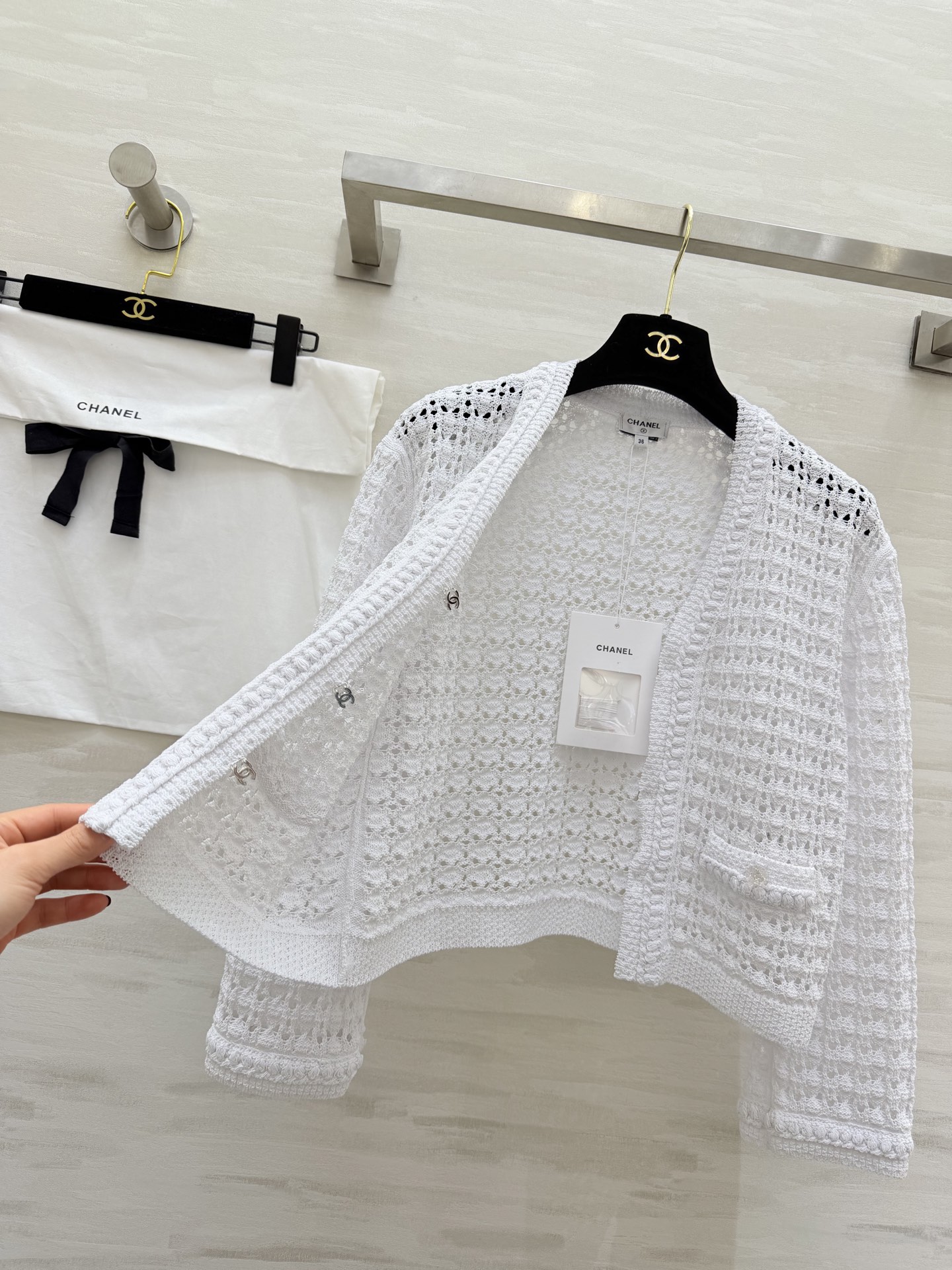 #Chane♡²⁶ C早春度假系列镂空针织开衫 白色镂空针织面料 透气又舒适 春夏穿超合适！镂空肌理感让