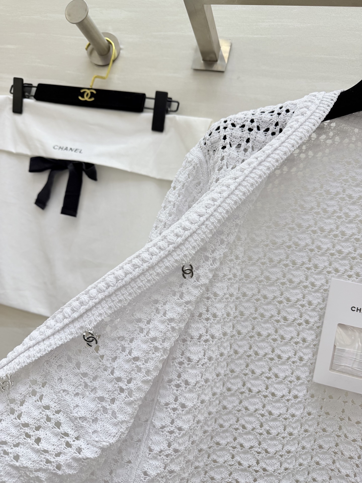 #Chane♡²⁶ C早春度假系列镂空针织开衫 白色镂空针织面料 透气又舒适 春夏穿超合适！镂空肌理感让