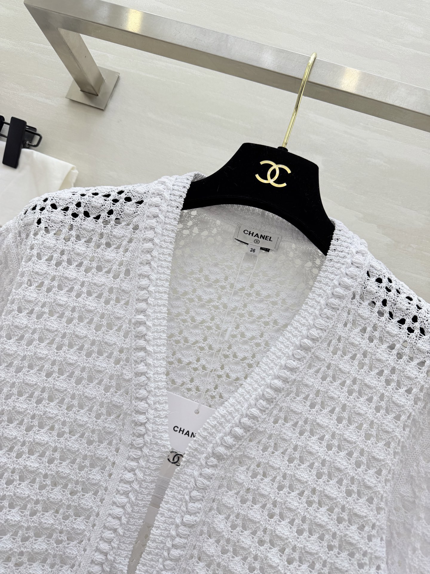 #Chane♡²⁶ C早春度假系列镂空针织开衫 白色镂空针织面料 透气又舒适 春夏穿超合适！镂空肌理感让