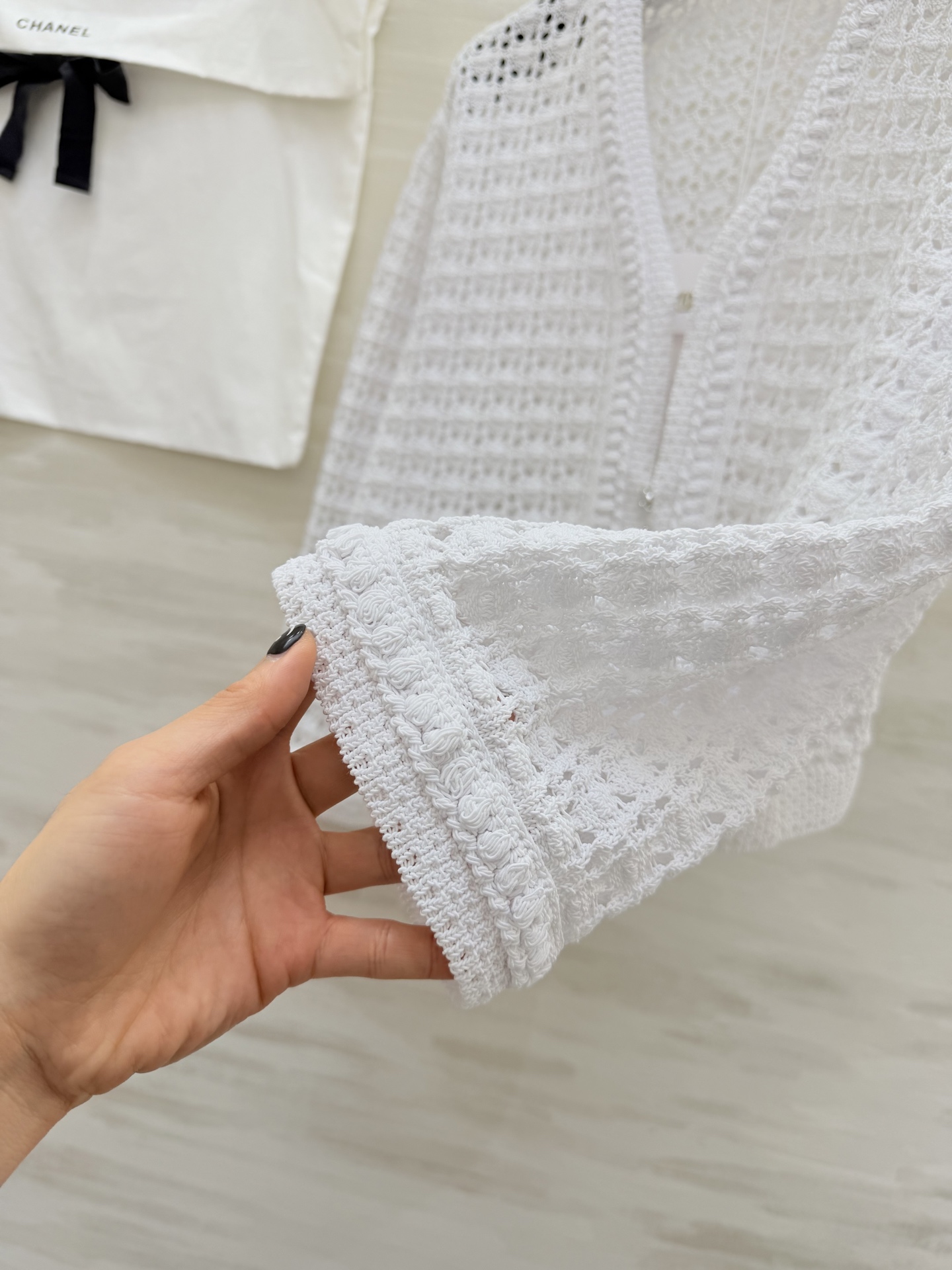#Chane♡²⁶ C早春度假系列镂空针织开衫 白色镂空针织面料 透气又舒适 春夏穿超合适！镂空肌理感让