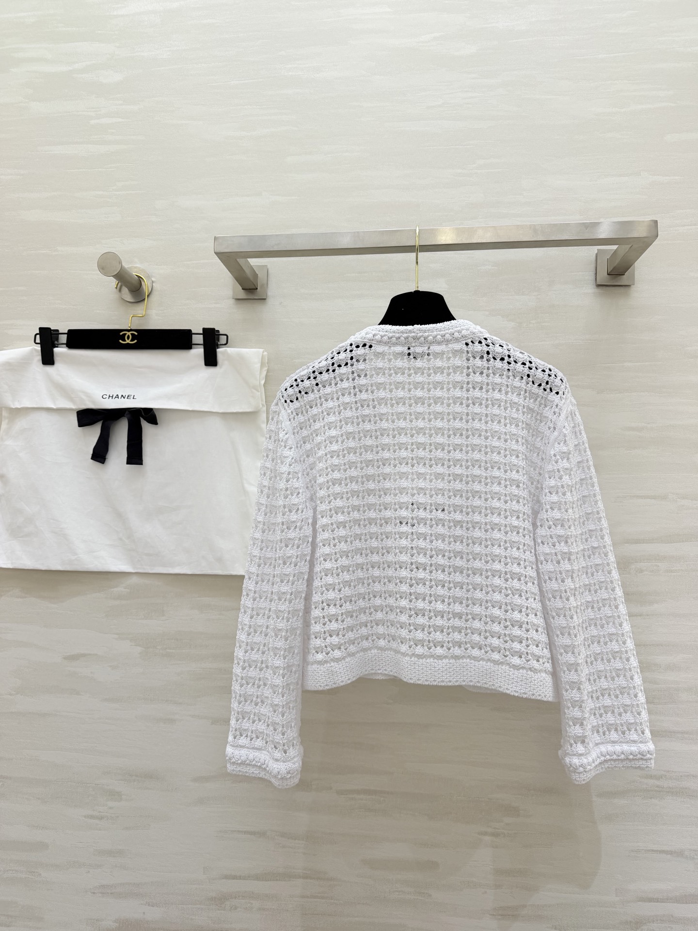 #Chane♡²⁶ C早春度假系列镂空针织开衫 白色镂空针织面料 透气又舒适 春夏穿超合适！镂空肌理感让