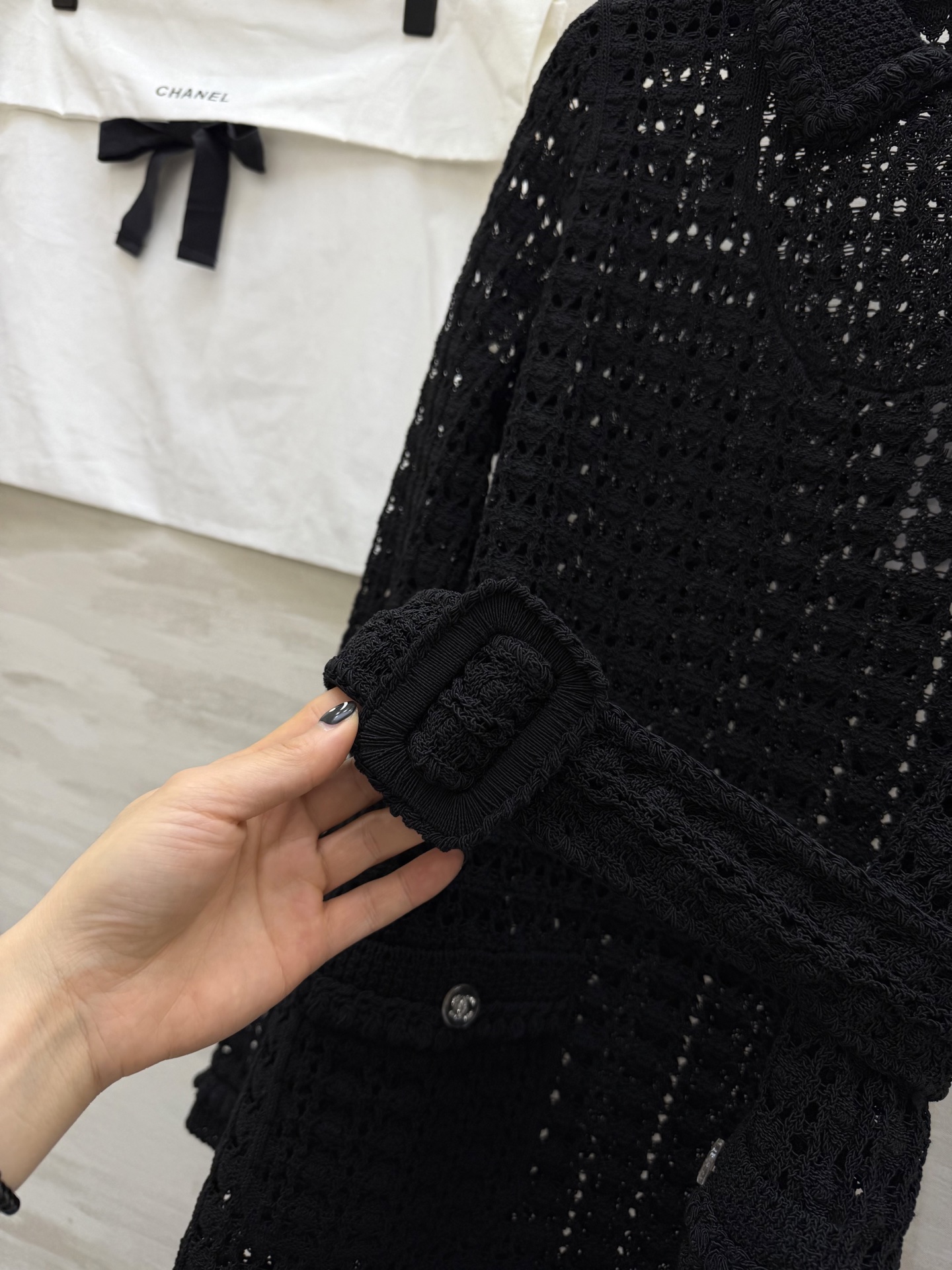 #Chane♡²⁶C早春度假系列 镂空针织上衣 镂空针织 娃娃领设计 法式优雅气质满分✨ 腰带可调节 轻