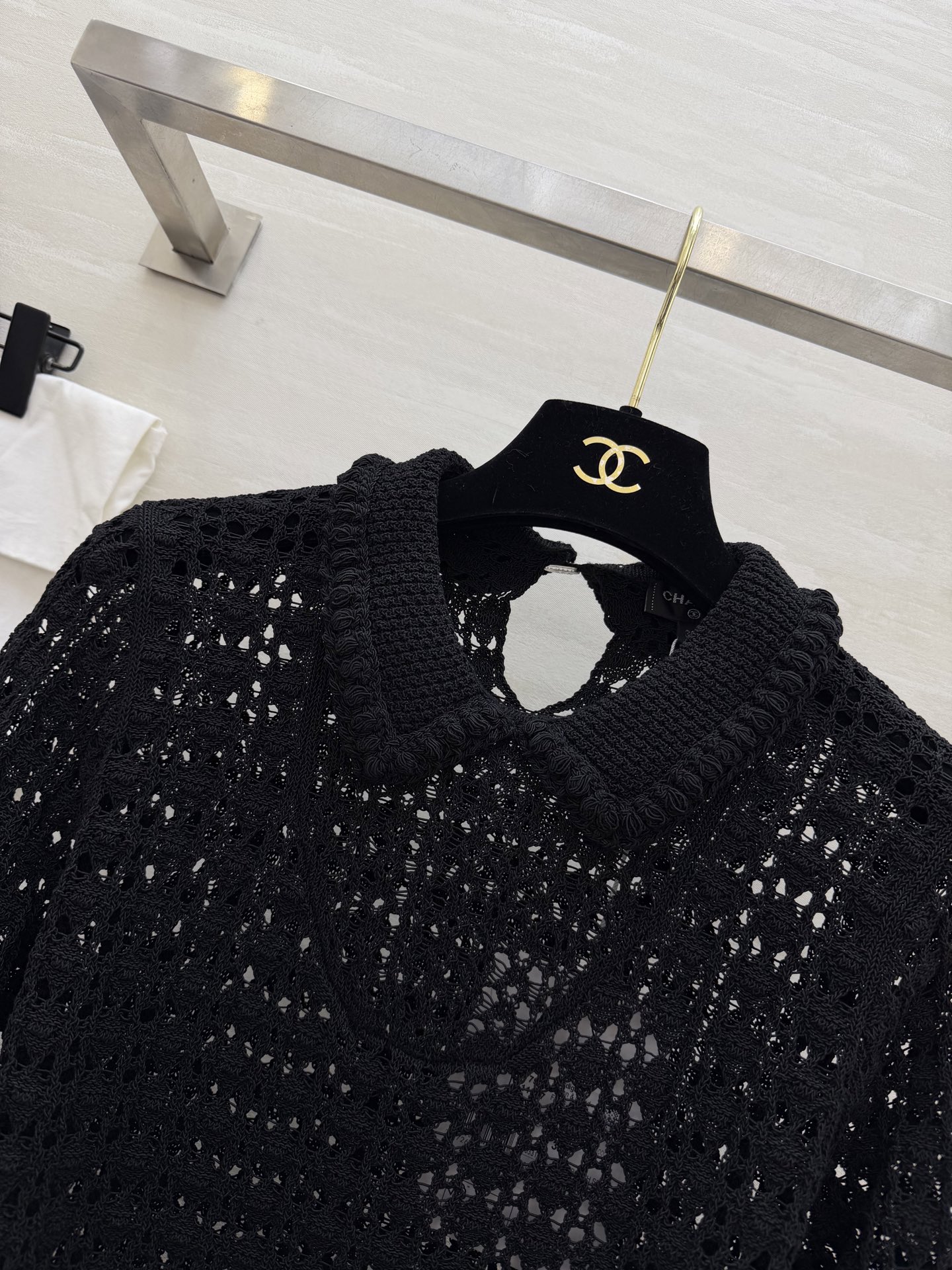 #Chane♡²⁶C早春度假系列 镂空针织上衣 镂空针织 娃娃领设计 法式优雅气质满分✨ 腰带可调节 轻