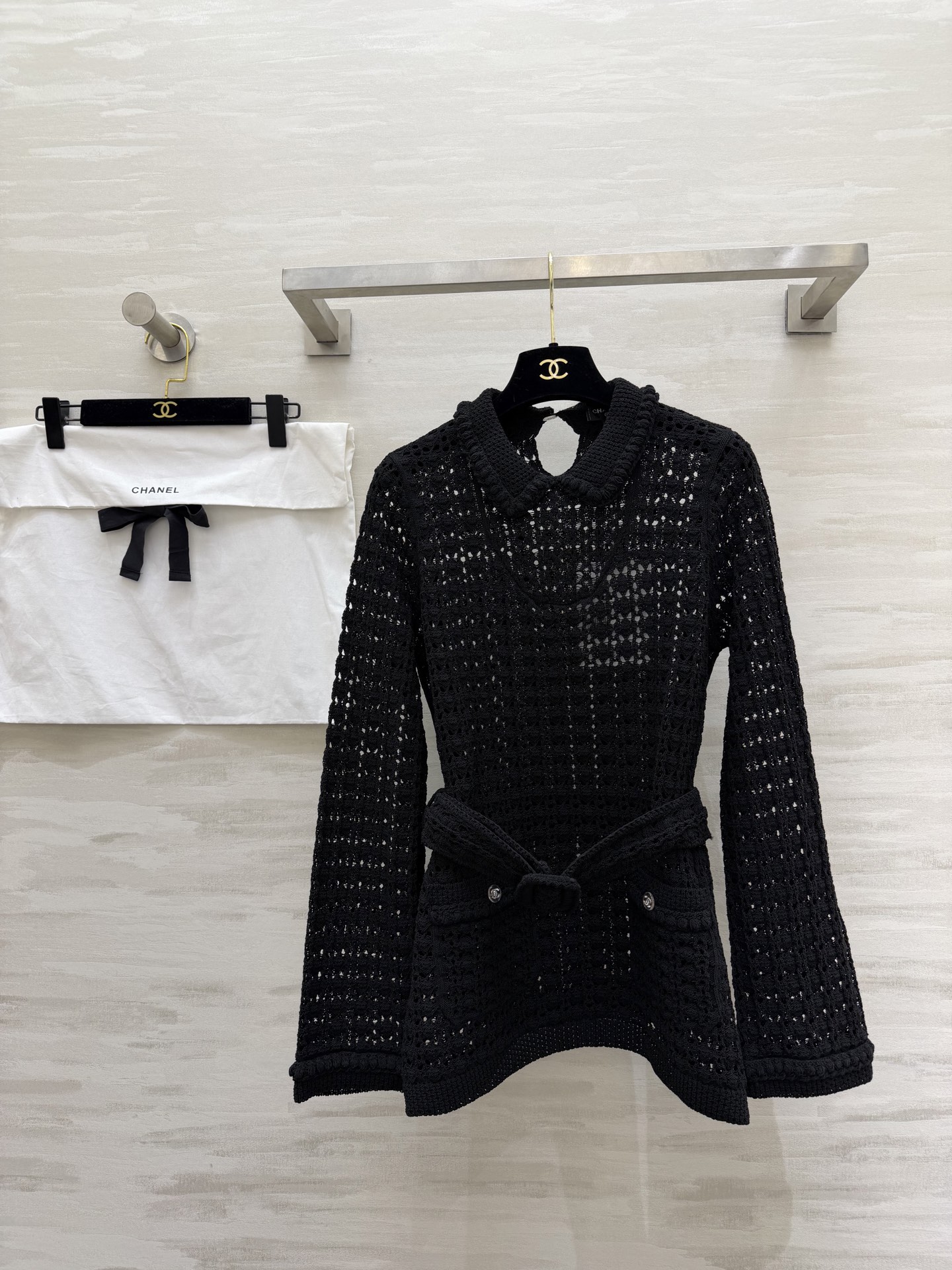 NO:716569,#ChaneC Early Spring Vacation Series Hollow knitted top Hollow knitted doll collar design, perfect French elegance. The belt is adjustable and can easily outline the body shape. The hollow details make the whole body lighter and breathable. Perfect for spring and summer wear!  It can be easily worn in daily life or on vacation. It is comfortable and fashionable. It is the representative item of Xiaoxiang's early spring series!  High quality customization, available in stock, size 36/38/40,,chanel,19860909#ChaneC早春度假系列 镂空针织上衣 镂空针织 娃娃领设计 法式优雅气质满分 腰带可调节 轻松勾勒身形 镂空细节让整体更轻盈透气 春夏穿超合适！日常或度假都能轻松驾驭 舒适又时髦 小香早春系列的代表单品！高品质定制 现货首发size36/38/40,,chanel,,Women's clothing